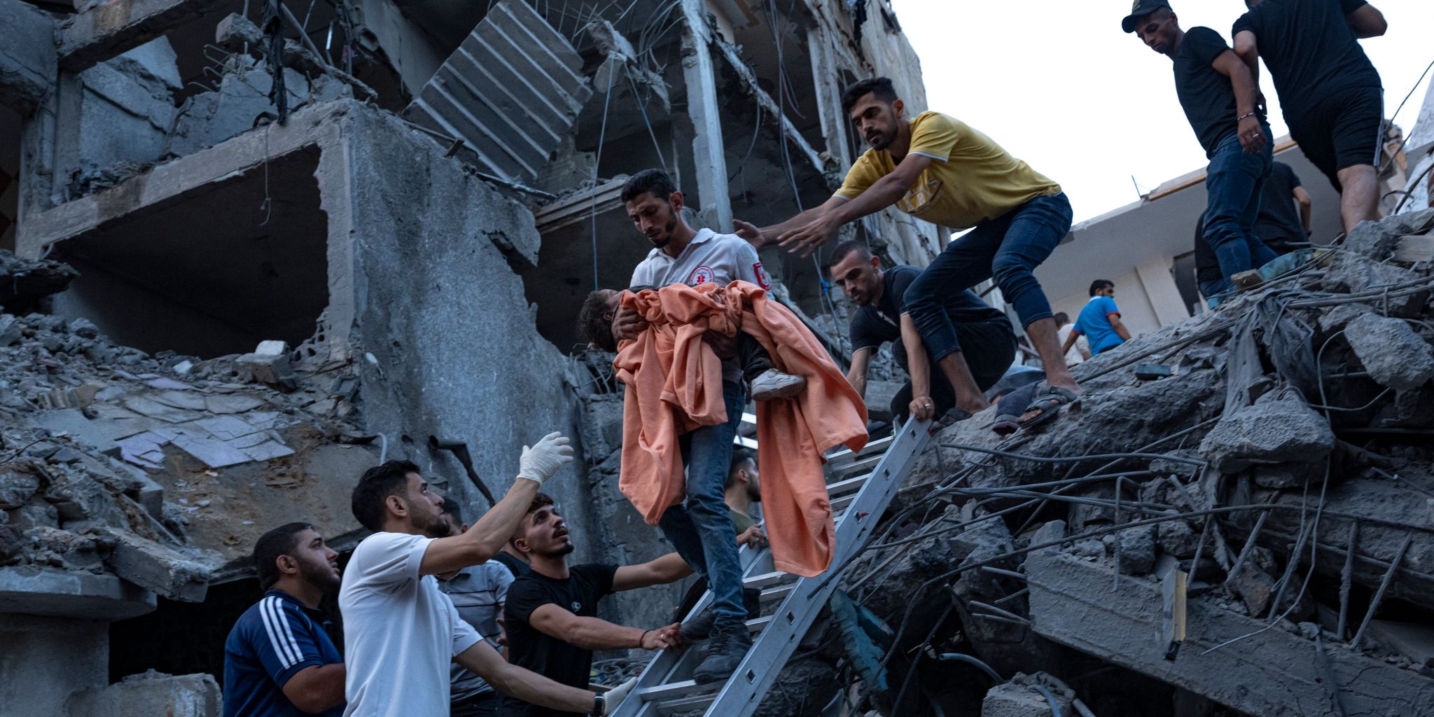 Palästinenser Haben Nach Einem Israelischen Luftangriff Ein Junges Mädchen Aus Den Trümmern Eines Zerstörten Wohnhauses In Gaza-Stadt Gerettet.
