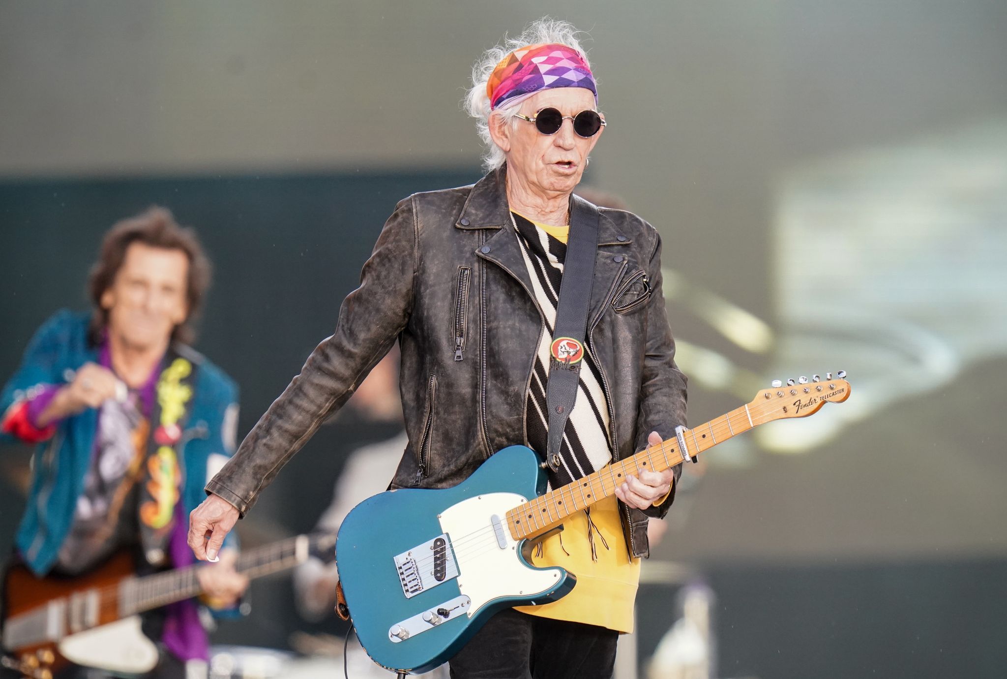 Keith Richards (vorn) Und Ronnie Wood Von Den Rolling Stones Im Hyde Park In London Auf Der Bühne.