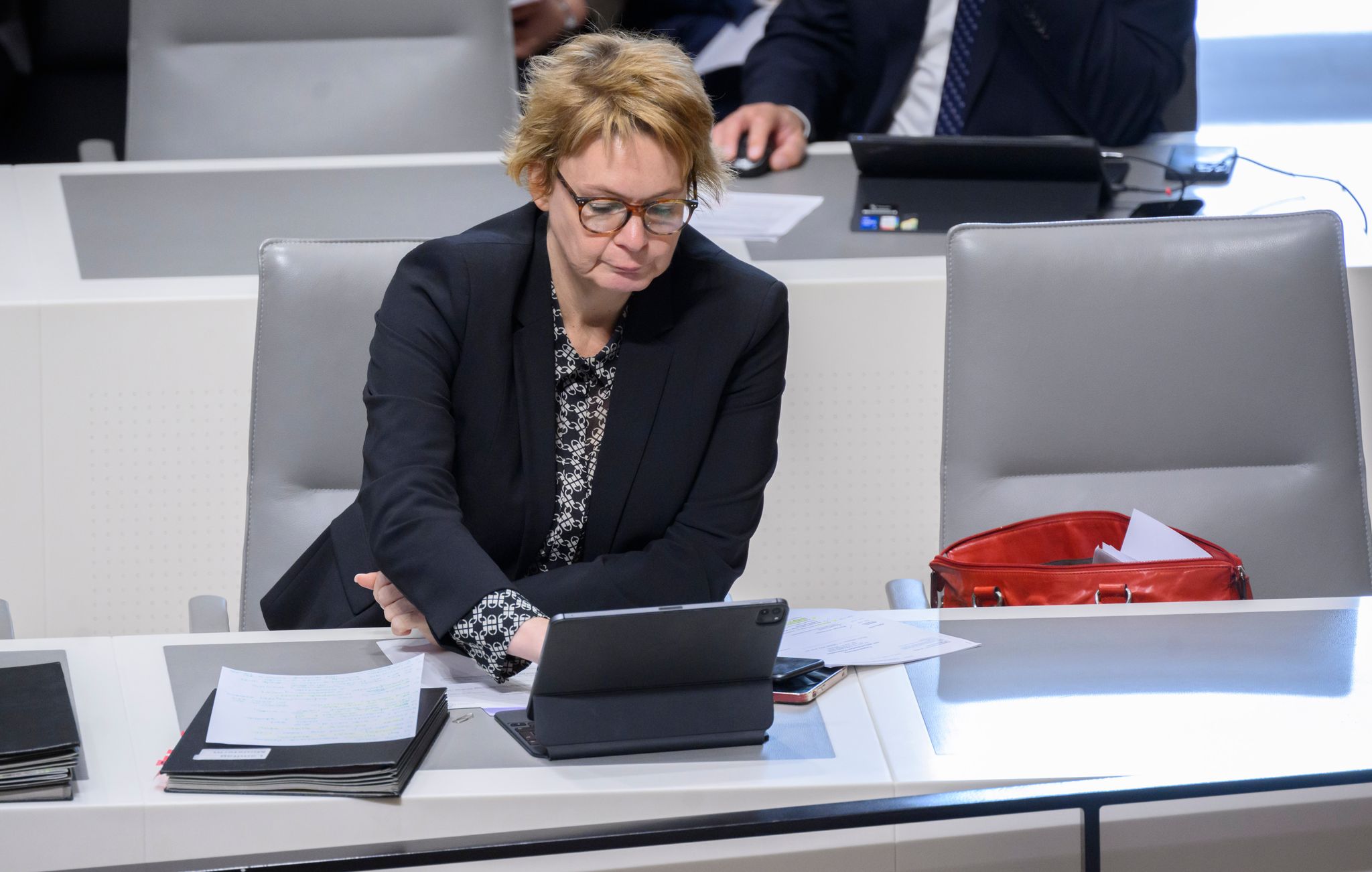 Niedersachsens Innenministerin Daniela Behrens Sitzt Im Landtag.
