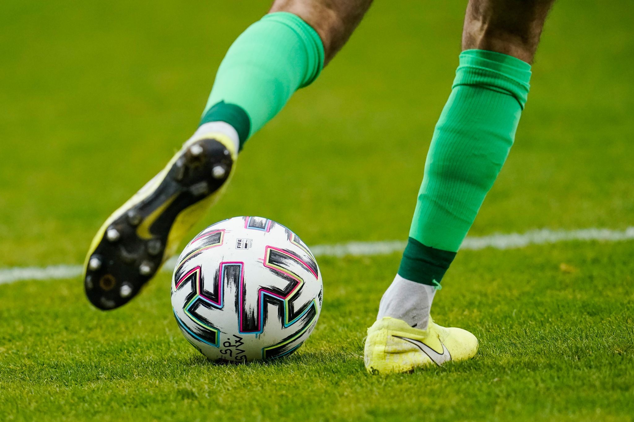 Ein Fußballspieler Spielt Den Ball.