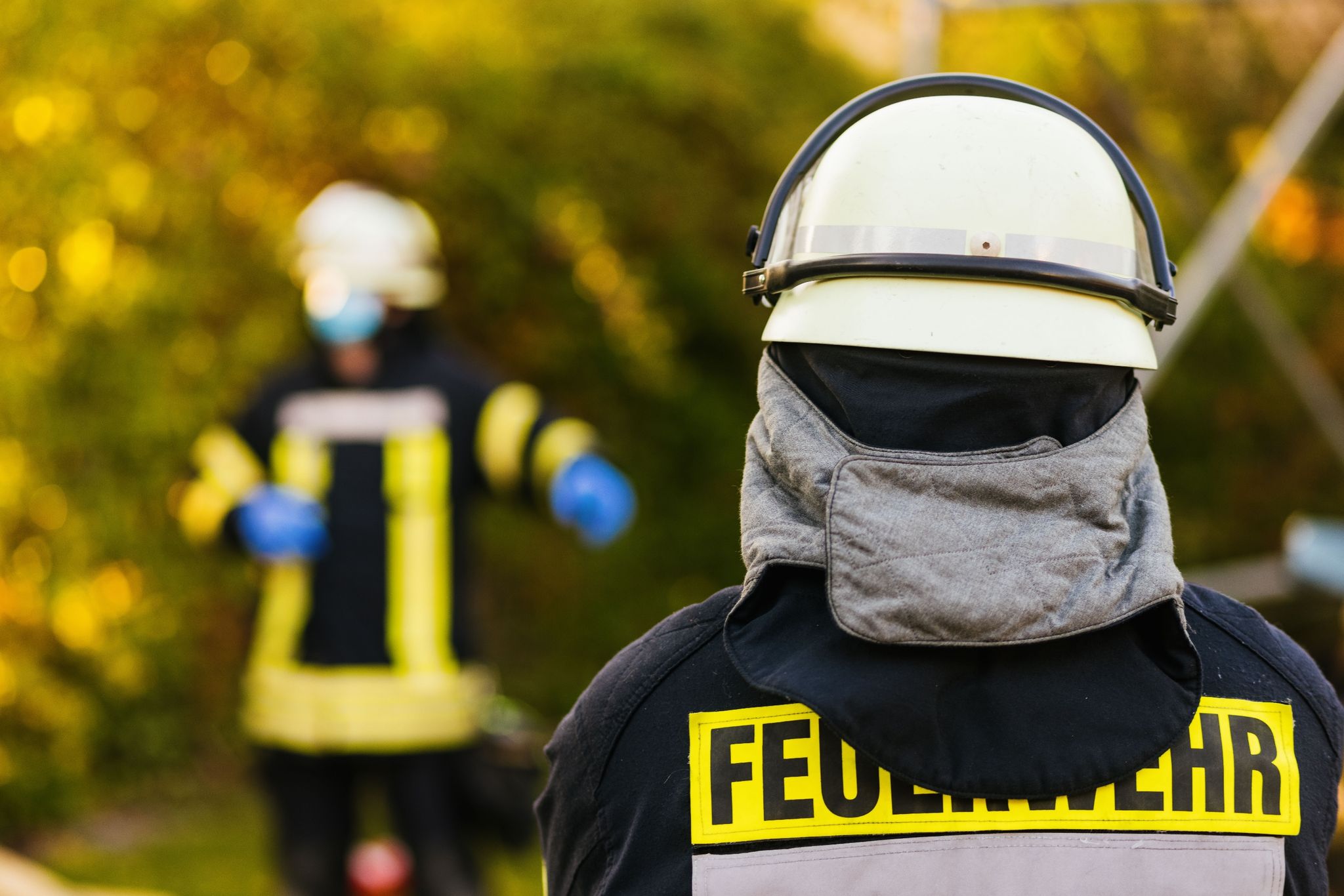 Einsatzkräfte Der Feuerwehr In Schutzkleidung.