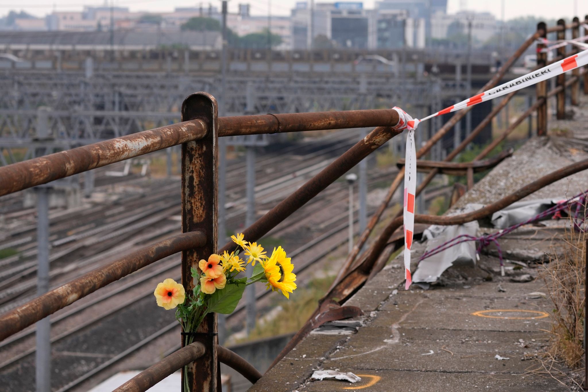 Ein Strauß Plastikblumen Ist Nach Einem Busunglück Nahe Der Unfallstelle In Mestre Angebracht.