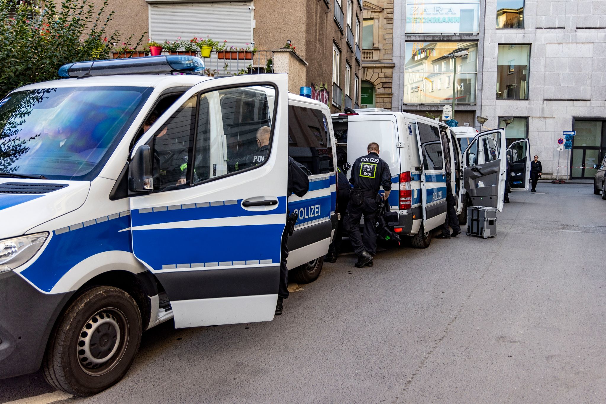 Polizisten Sind In Der Duisburger Innenstadt Im Einsatz.