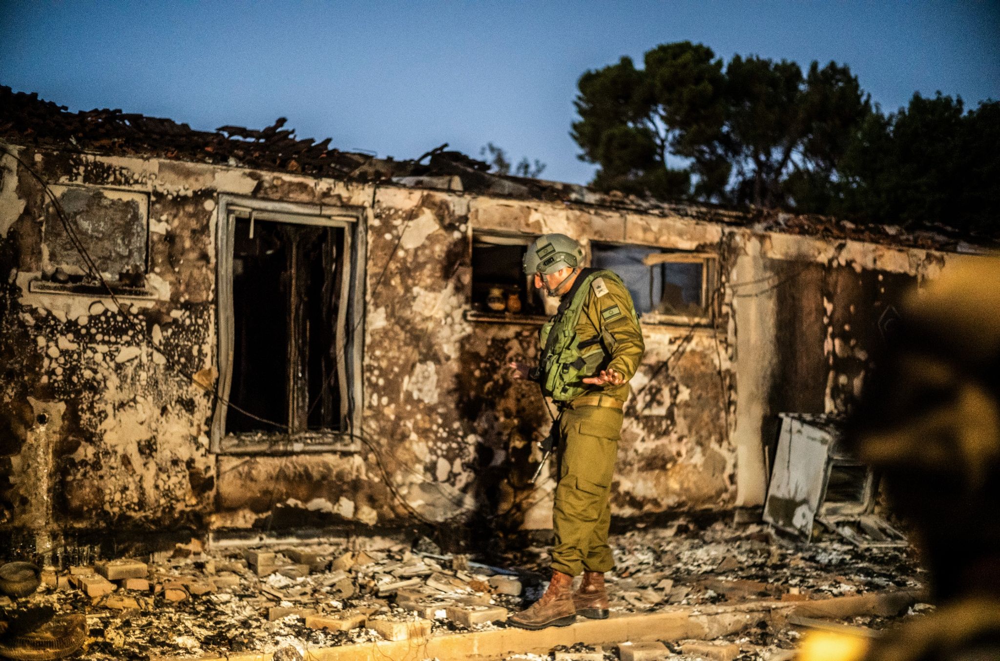 Ein Israelischer Soldat Inspiziert Ein Zerstörtes Haus Im Kibbutz Beeri. Rettungskräfte Hatten Von Dort Grausame Bilder Veröffentlicht.
