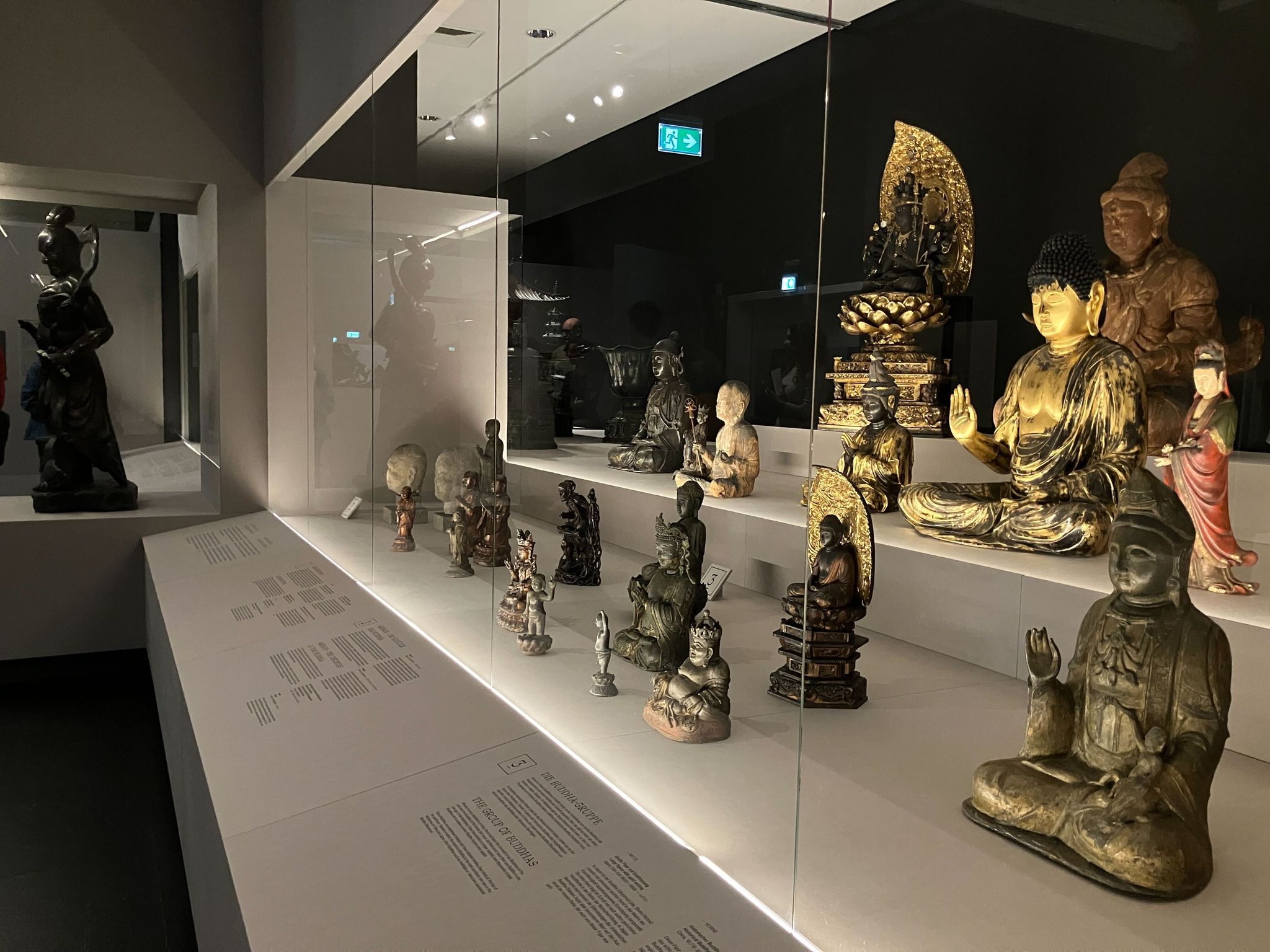 Blick In Die Ausstellung «Buddhismus» Im Übersee-Museum.