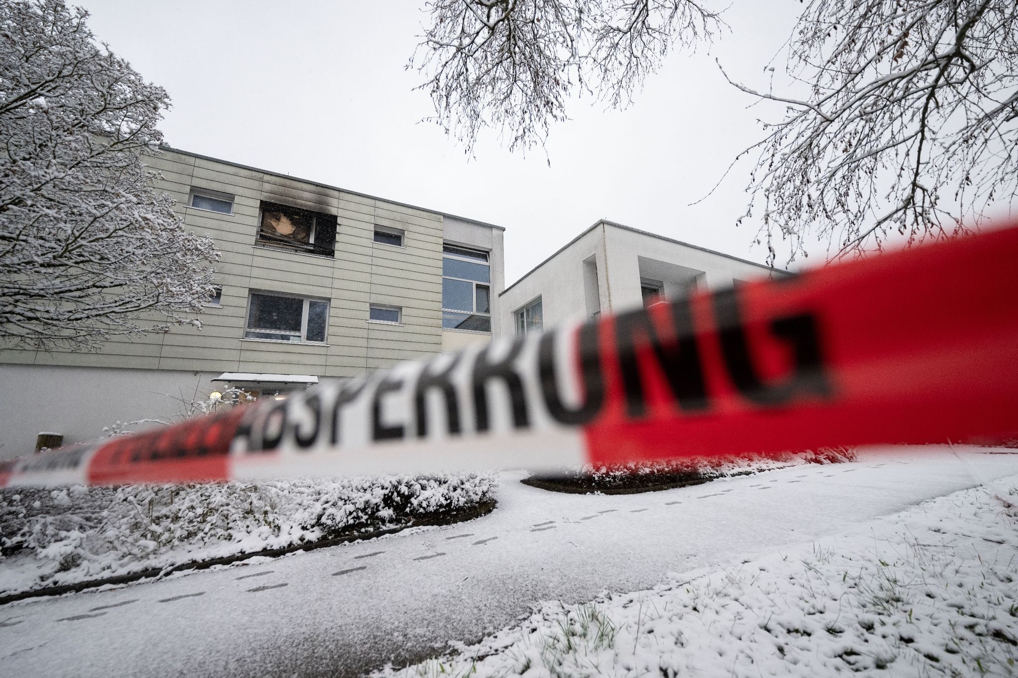 Polizeiabsperrband Ist Nach Einem Brand In Einer Pflegeeinrichtung In Reutlingen Um Teile Des Gebäudes Angebracht.