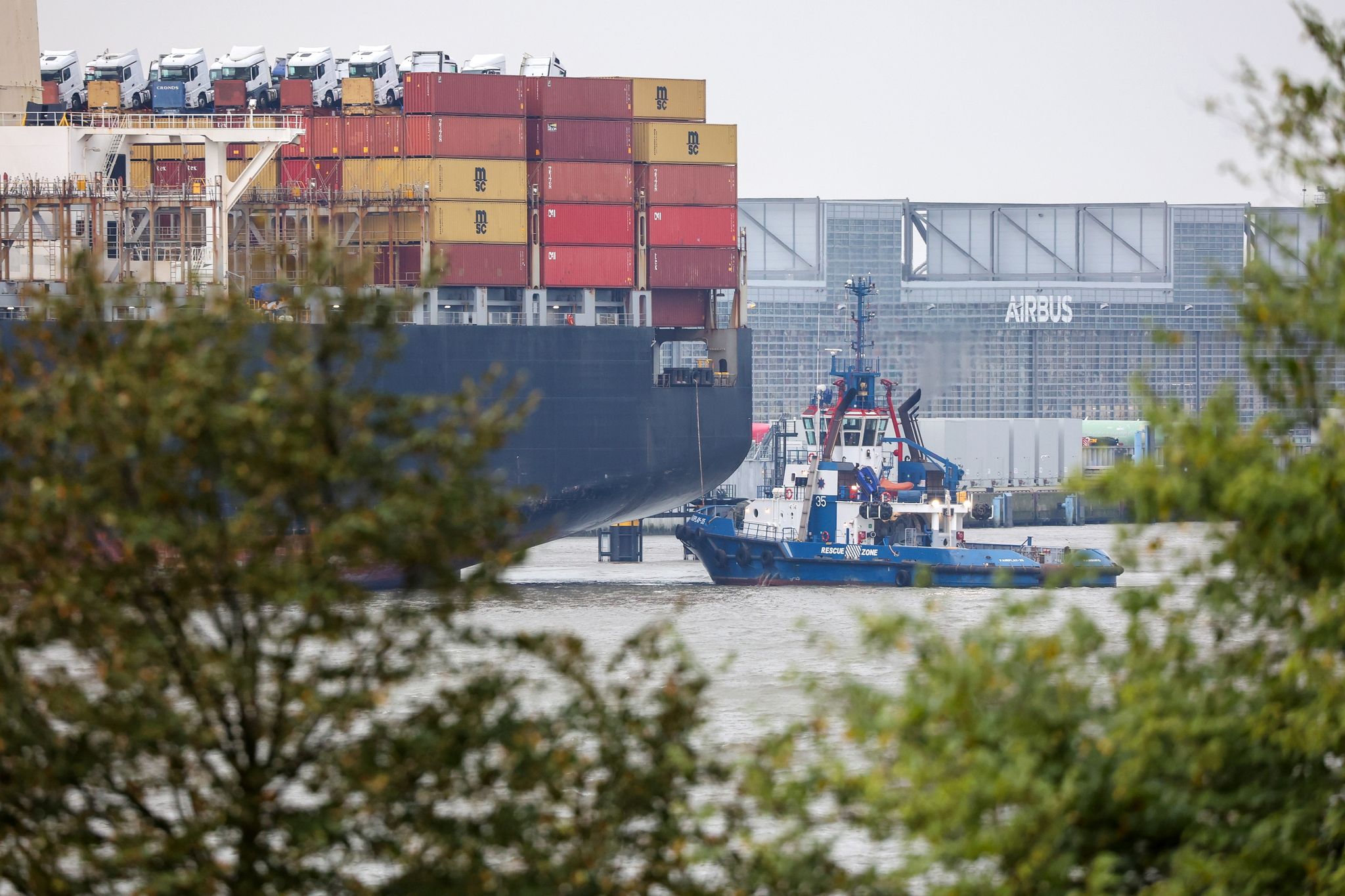 Ein Containerschiff In Hamburg.