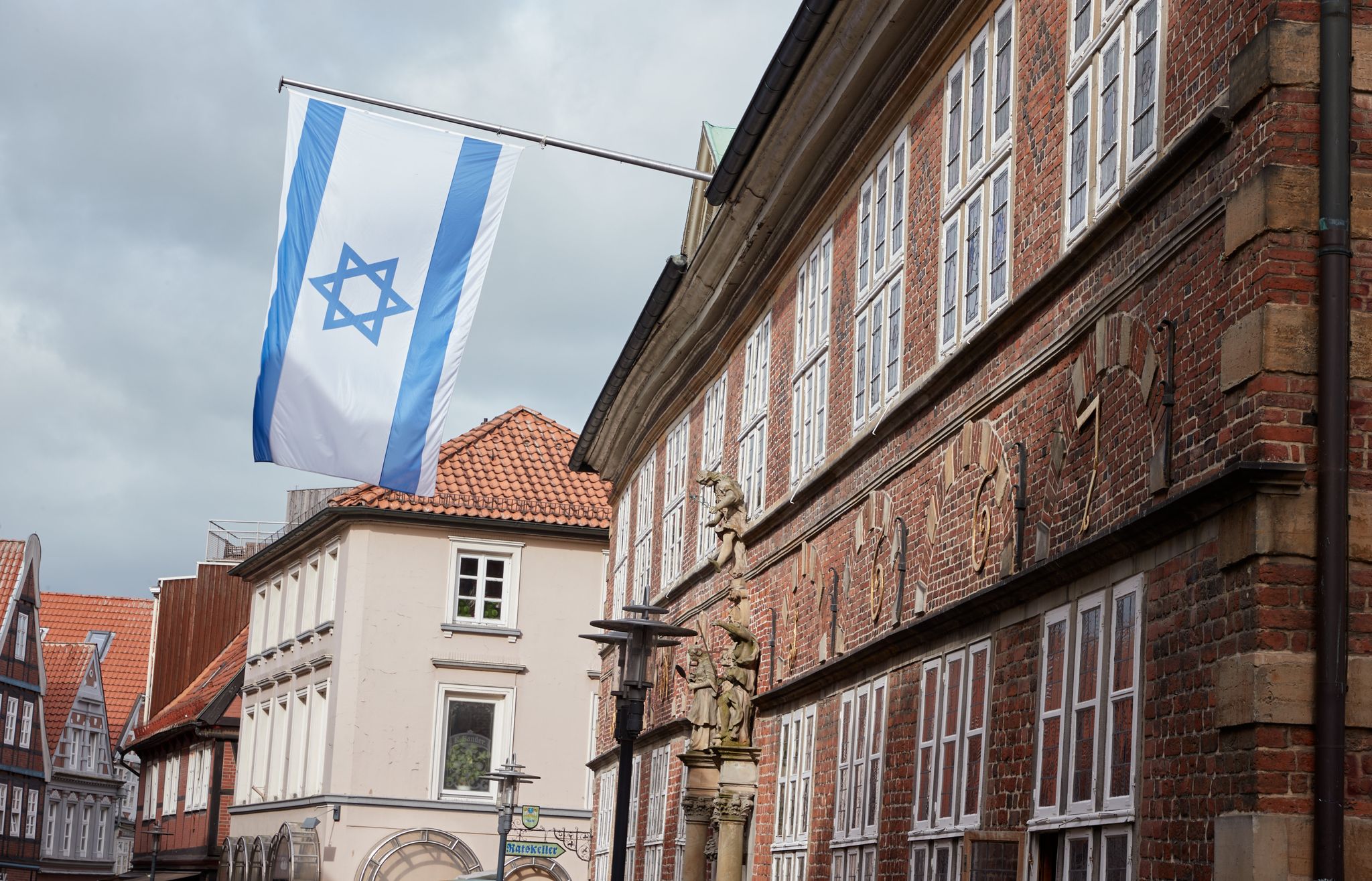 Eine Israel-Flagge Hängt über Dem Eingang Des Historischen Rathauses.