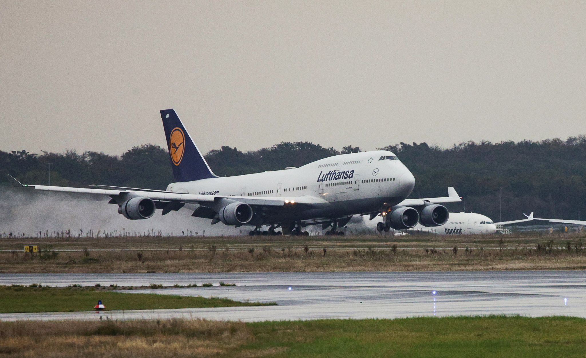 Eine Boeing 747 Jumbo-Jet Der Lufthansa Aus Tel Aviv Rollt Nach Ihrer Landung Zu Ihrer Parkposition Am Frankfurter Flughafen.