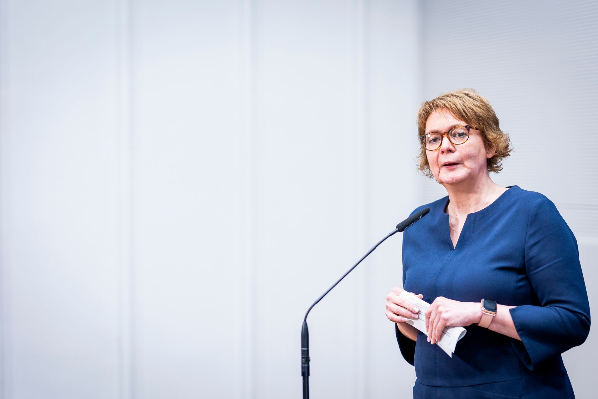 Daniela Behrens Spricht Auf Einer Pressekonferenz.