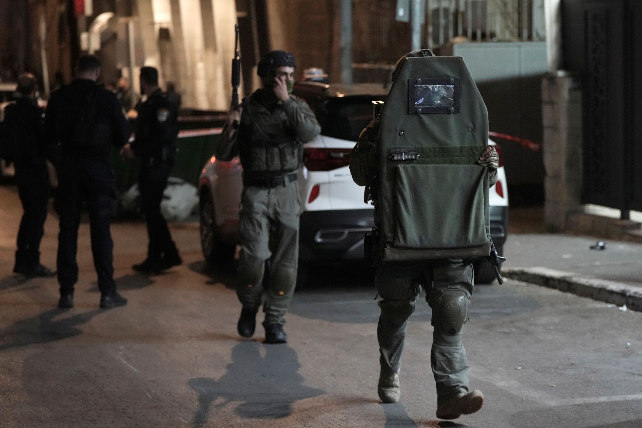 Bei Einem Angriff Mit Einer Schusswaffe Im Osten Der Stadt Habe Ein «Terrorist» Einen Polizisten Schwer Und Einen Weiteren Leicht Verletzt, Teilten Israelische Sicherheitskräfte Am Donnerstagabend Mit. Der Schütze Sei «neutralisiert» Worden.