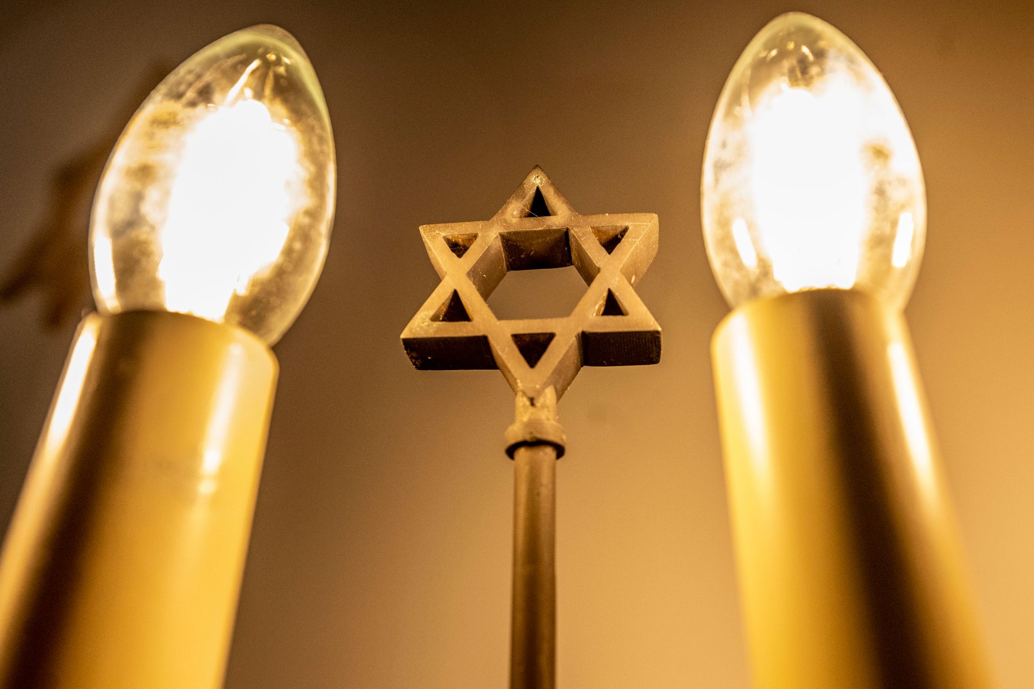 Ein Siebenarmiger Leuchter (Menora) Mit Einem Davidstern In Einer Synagoge.