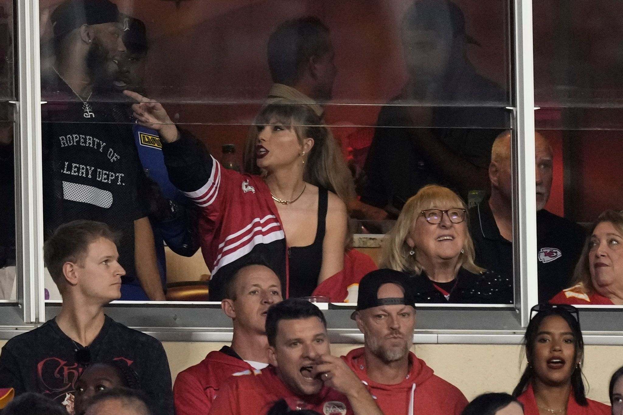 Pop-Superstar Taylor Swift Schaute Sich Das Spiel Der Kansas City Chiefs Gegen Die Denver Broncos Live Im Stadion An.