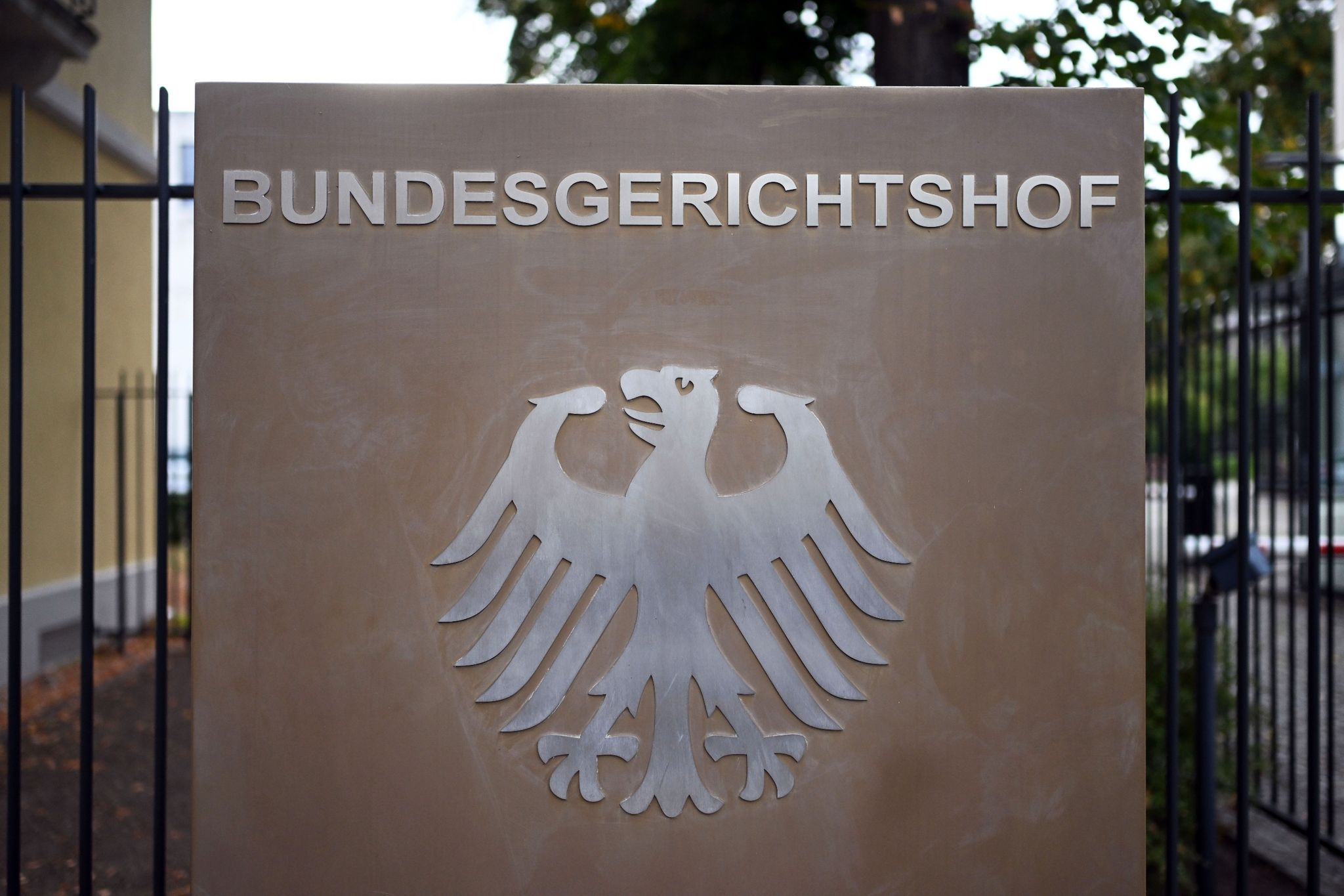 Ein Hinweisschild Mit Bundesadler Und Der Aufschrift Bundesgerichtshof.