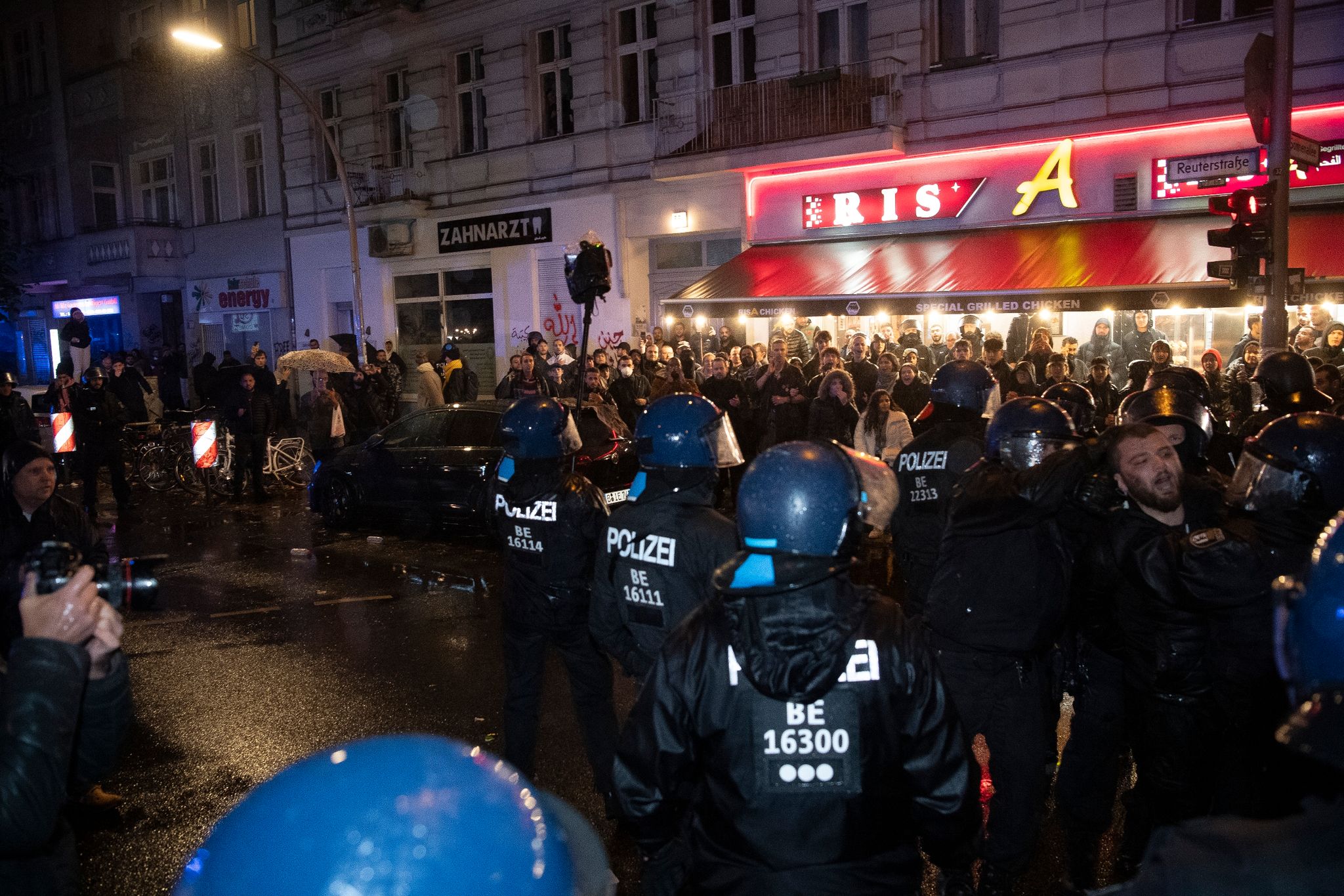In Berlin-Neukölln Versammelten Sich Am Vergangenen Wochenende Etwa 50 Menschen Zu Einer Laut Polizei Pro-palästinensischen Demo.