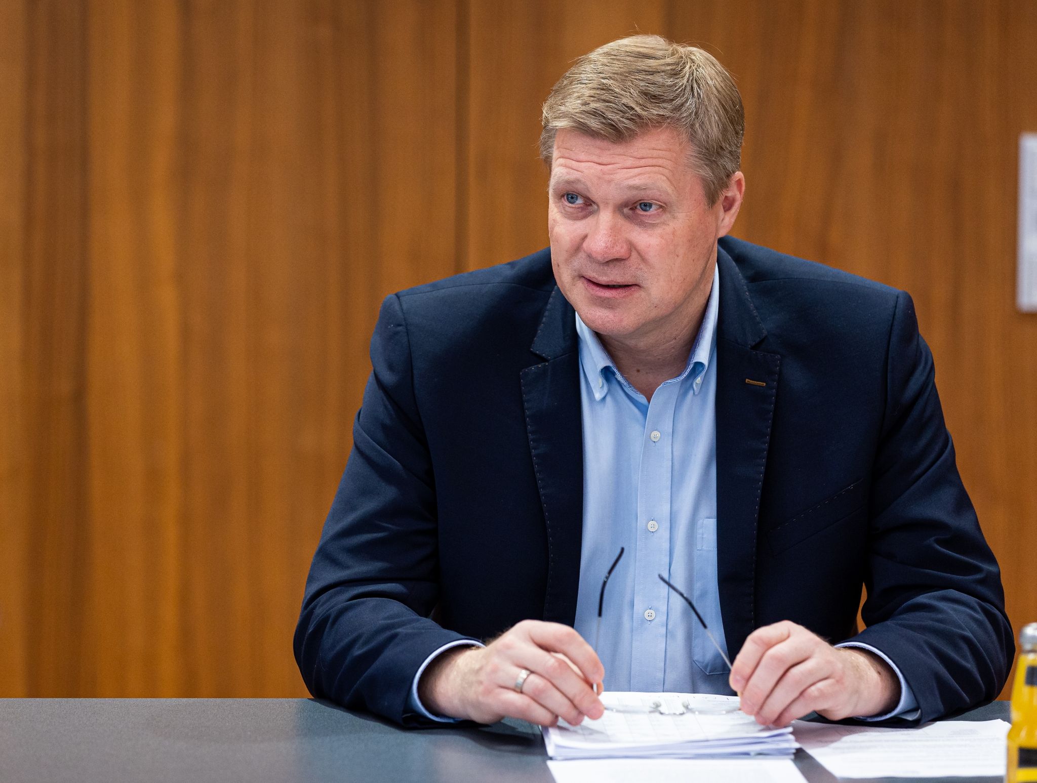 Ulf Thiele (CDU), Haushaltspolitischer Sprecher Der CDU Im Niedersächsischen Landtag, Spricht Auf Einer Pressekonferenz.
