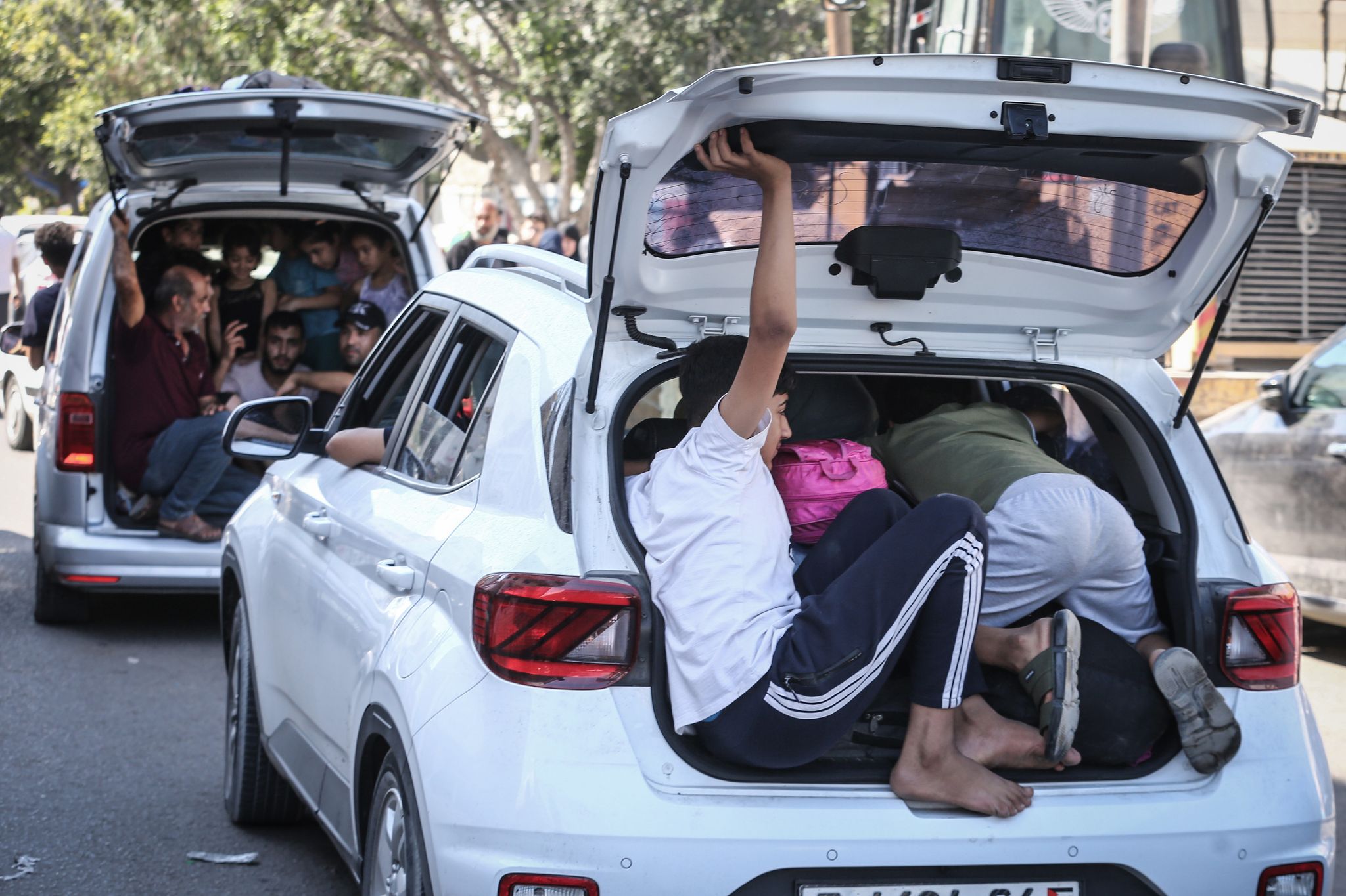 Palästinenser Fliehen Nach Israelischen Luftangriffen In Sicherere Gebiete.