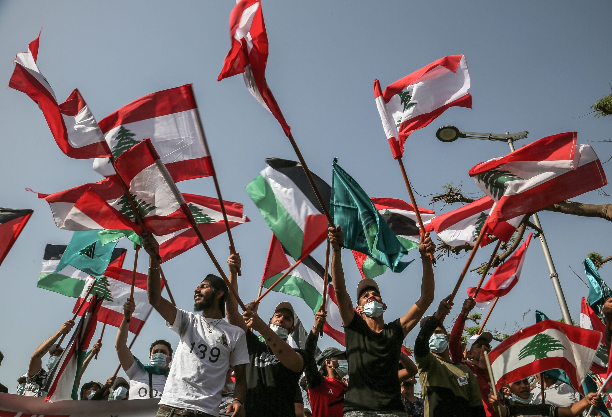 Anhänger Der Hisbollah Schwenken Libanesische Und Palästinensische Fahnen Während Einer Solidaritätskundgebung Mit Den Palästinensern In Jerusalem.