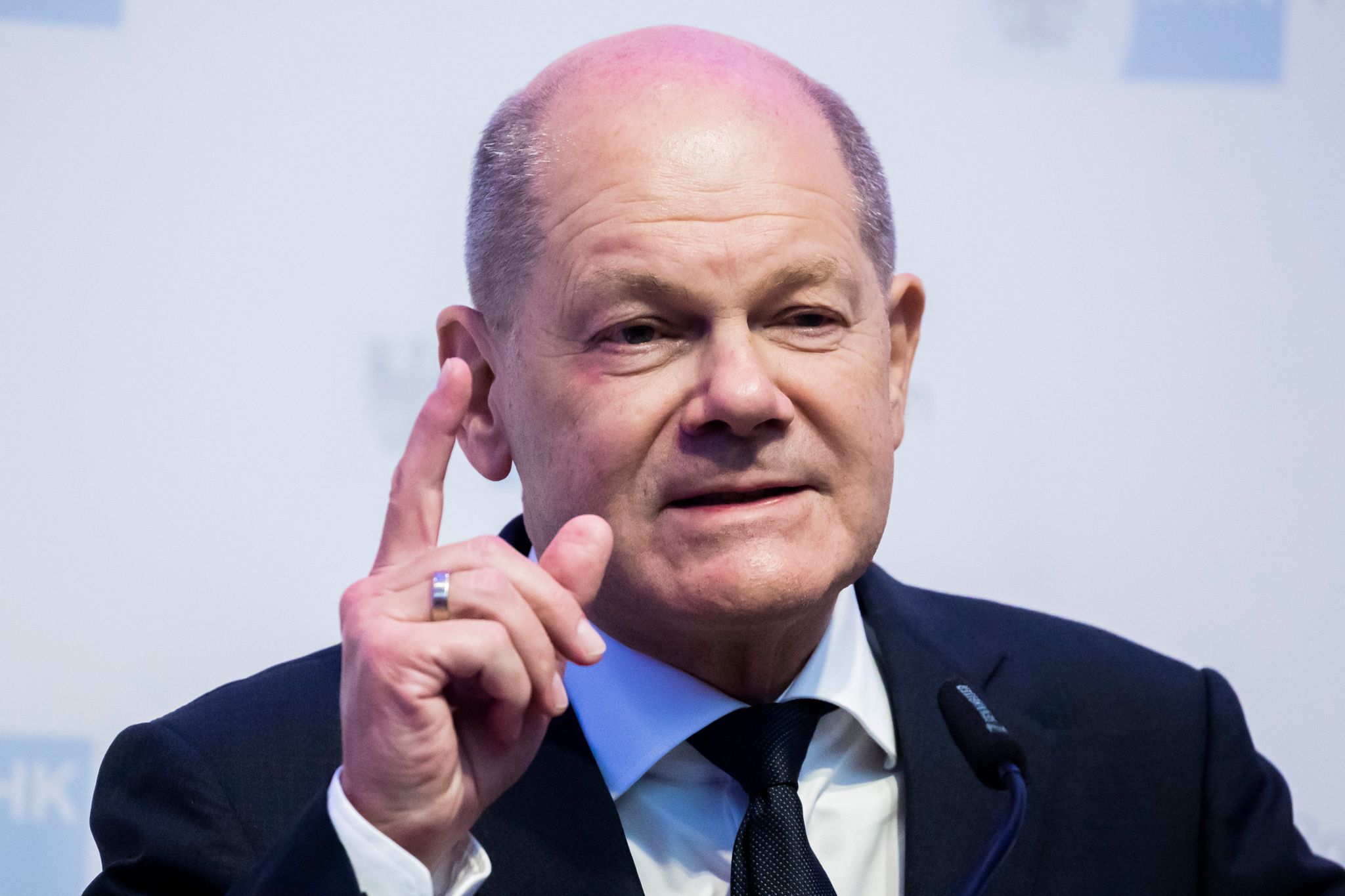 Bundeskanzler Olaf Scholz (SPD)  Trifft Bei Einem Spitzengespräch Auf Oppositionsführer Friedrich Merz.