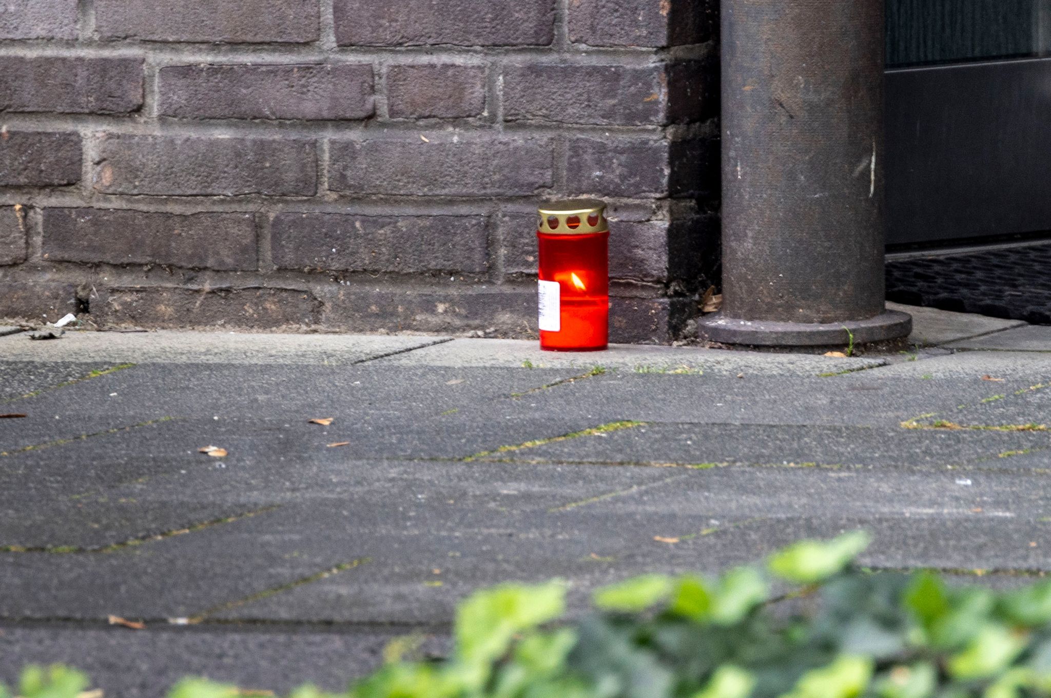 Eine Kerze Vor Dem Wohnhaus Der Familie In Dinslaken. Nach Dem Vater Ist Nun Auch Die Mutter Der Dreijährigen Festgenommen Worden.
