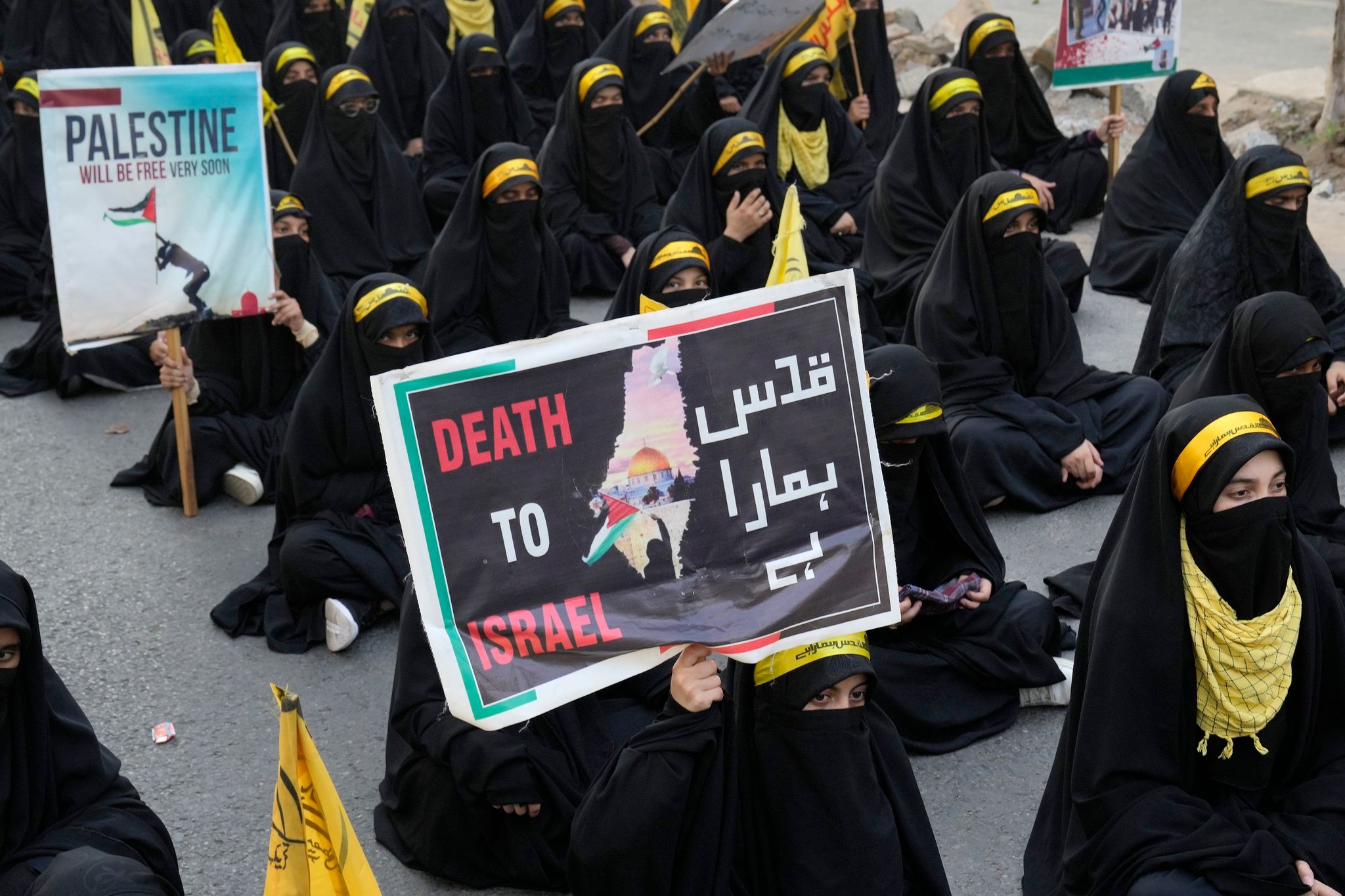 Anhängerinnen Der Religiösen, Muslimischen Organisation «Jamaat-e-Islami» Nehmen In Lahore An Einer Demonstration Gegen Die Israelischen Luftangriffe Auf Den Gazastreifen Und Zur Solidarität Mit Den Palästinensern Teil.