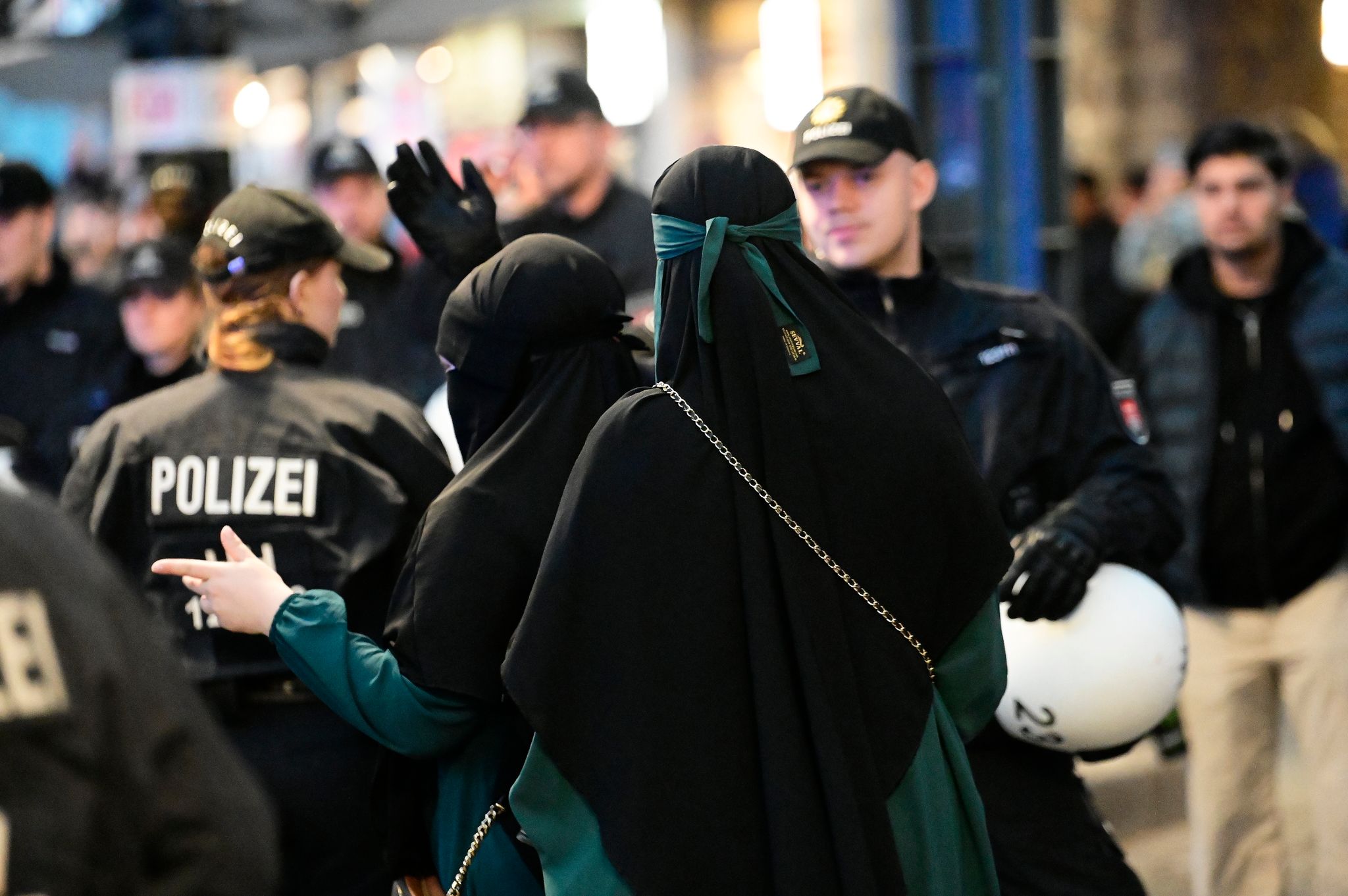 Trotz Verbots Der Veranstaltung Versammelte Sich Eine Gruppe Von Pro-palästinensischen Demonstrantinnen Und Demonstranten Am Hamburger Hauptbahnhof. Die Polizei Reagierte Mit Festnahmen.
