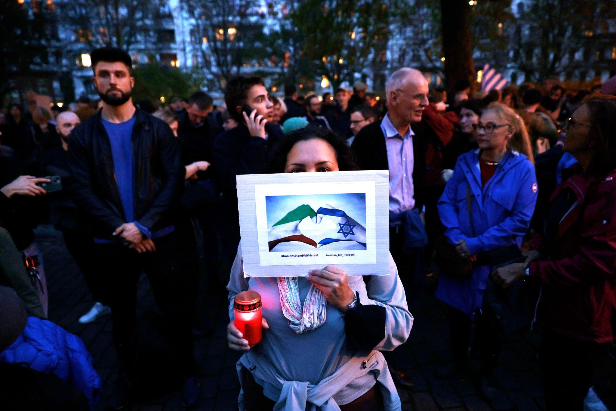 Menschen Nehmen Vor Der Synagoge Am Berliner Fraenkelufer An Einer Mahnwache Teil.