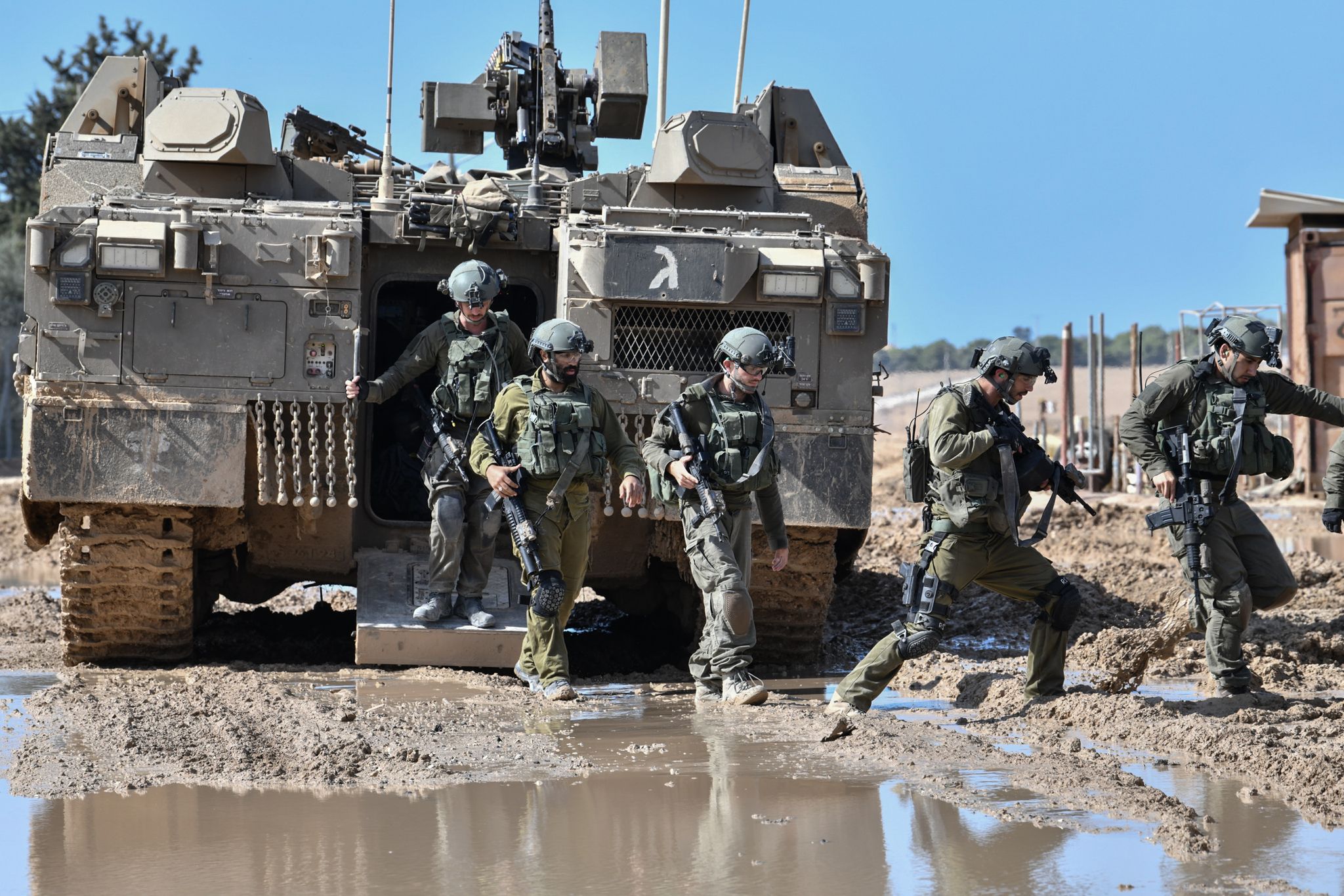 Israelische Soldaten Steigen Aus Einem Gepanzerten Fahrzeug Nahe Der Grenze Zwischen Israel Und Gaza Im Süden Israels.