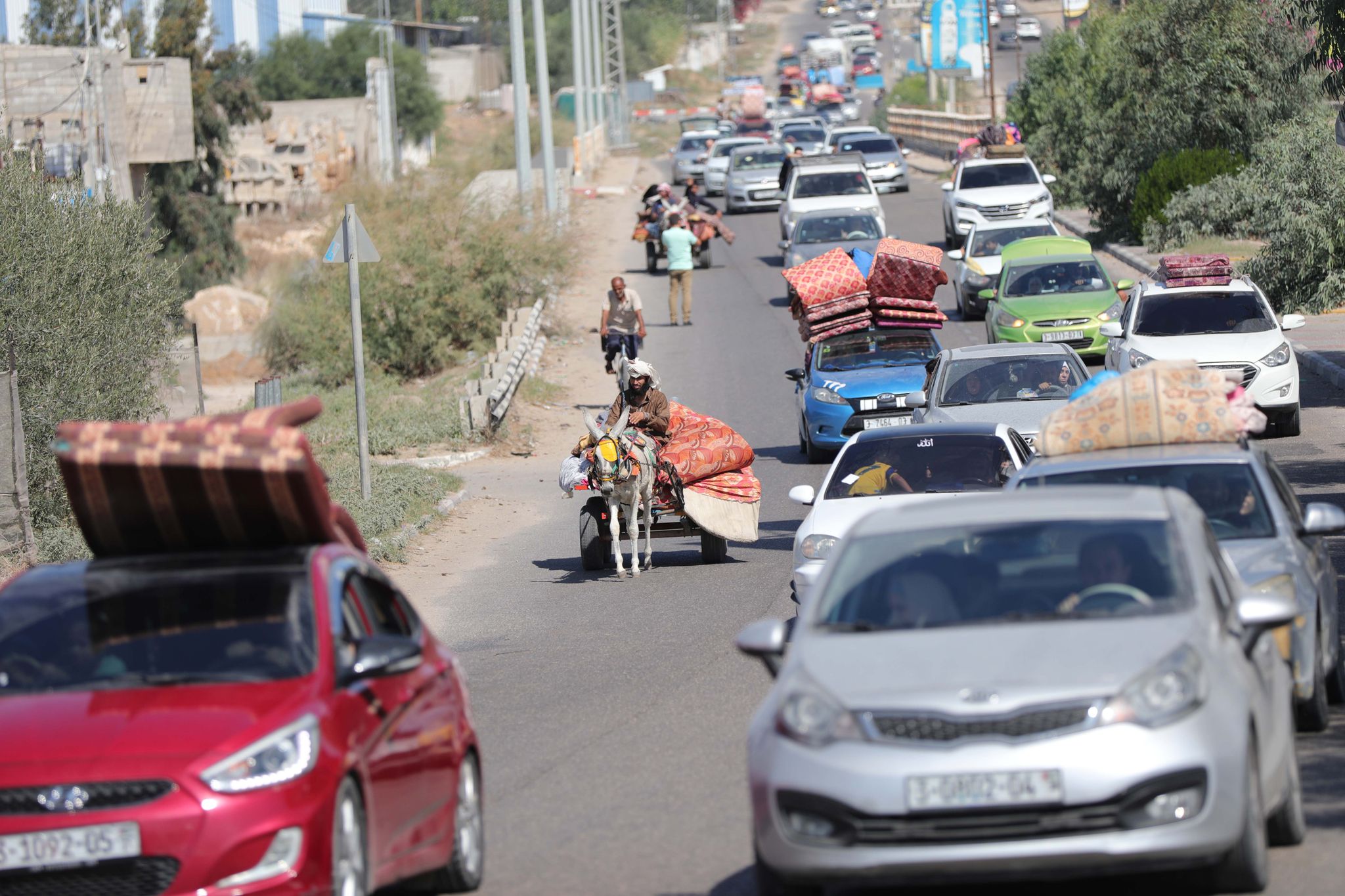 Palästinenser Fliehen Mit Ihren Habseligkeiten Aus Dem Gazastreifen.