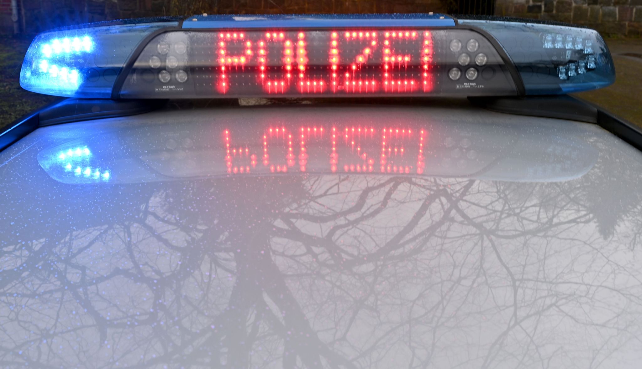 Die Schriftzug «Polizei» Leuchtet Auf Dem Dach Eines Streifenwagens Der Polizei.