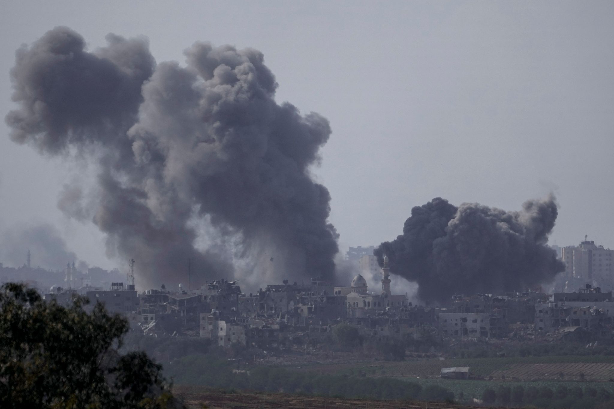 Rauch Steigt Im Gazastreifen Nach Einem Israelischen Luftangriff Auf.