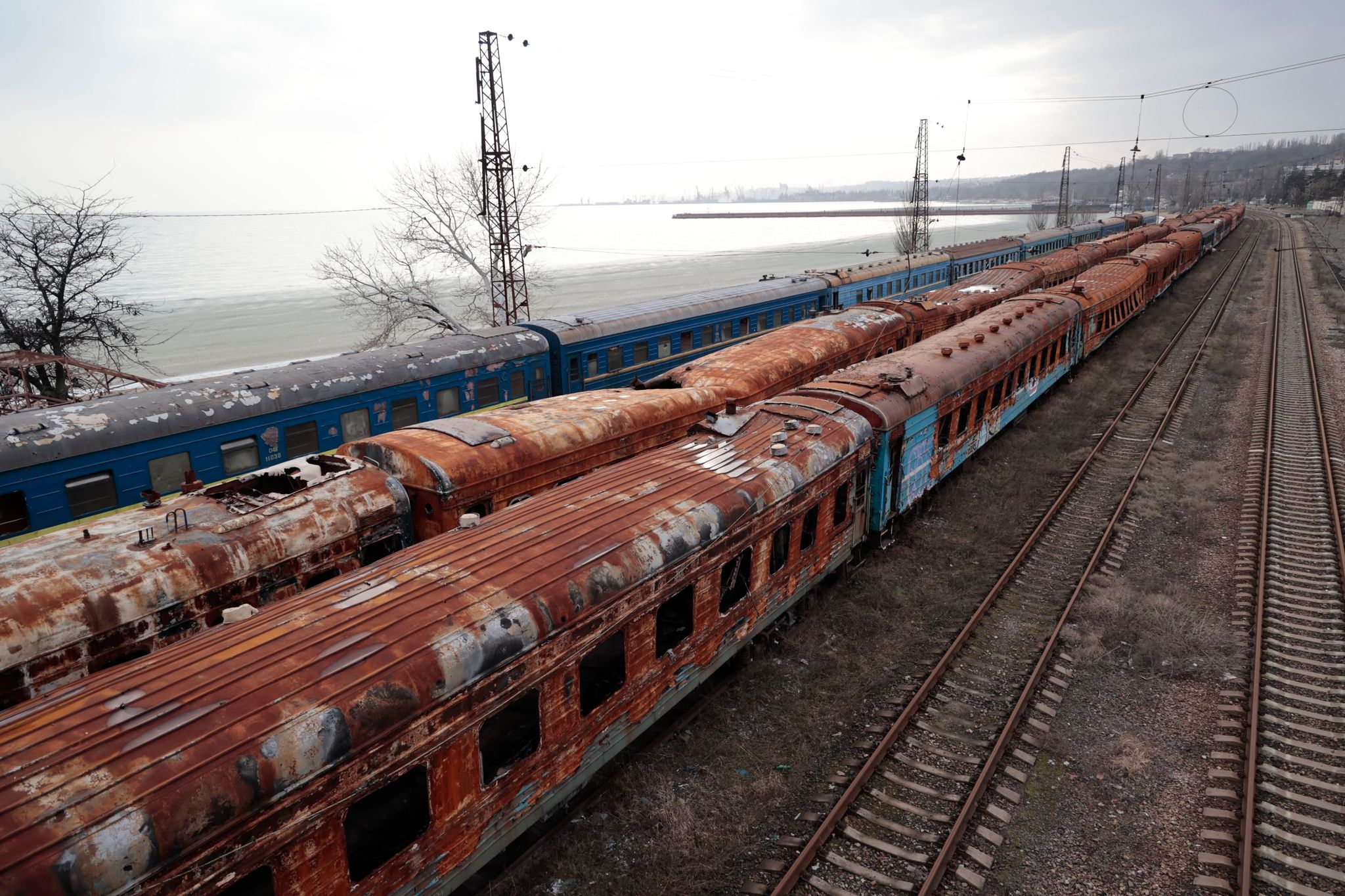 Ausgebrannte Waggons Am Bahnhof In Mariupol. Russland Soll An Einer Neuen Bahnstrecke In Die Küstenstadt Arbeiten. (Archivbild)