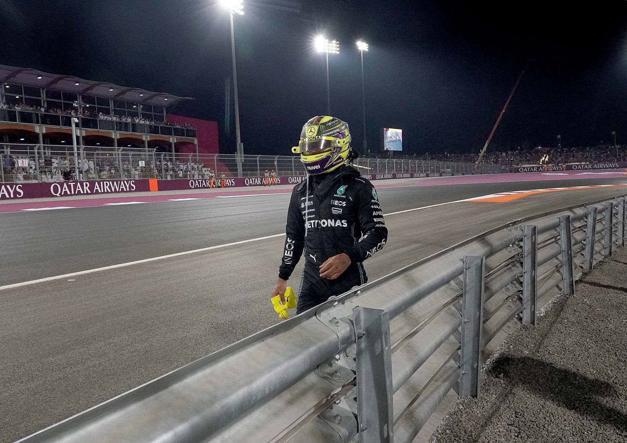 Ex-Formel-1-Weltmeister Lewis Hamilton War In Katar Zu Fuß In Die Boxengasse Zurückgekehrt.