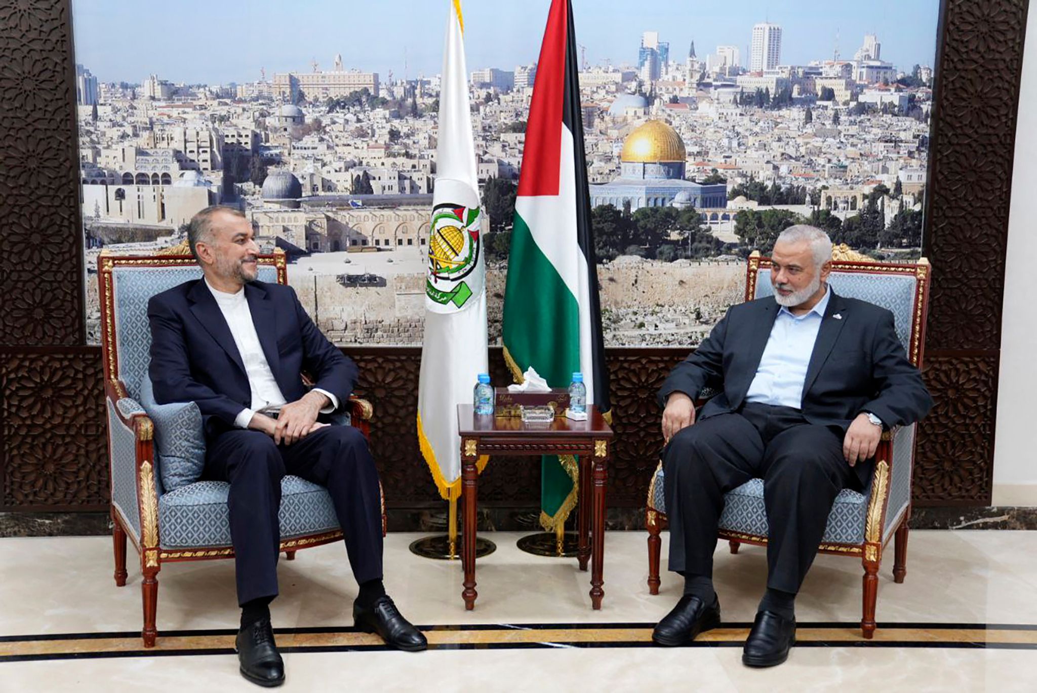 Irans Außenminister Hussein Amirabdollahian (l) Zusammen Mit Ismail Hanija, Einem Der Führer Der Islamistischen Palästinenserorganisation Hamas In Katars Hauptstadt Doha.
