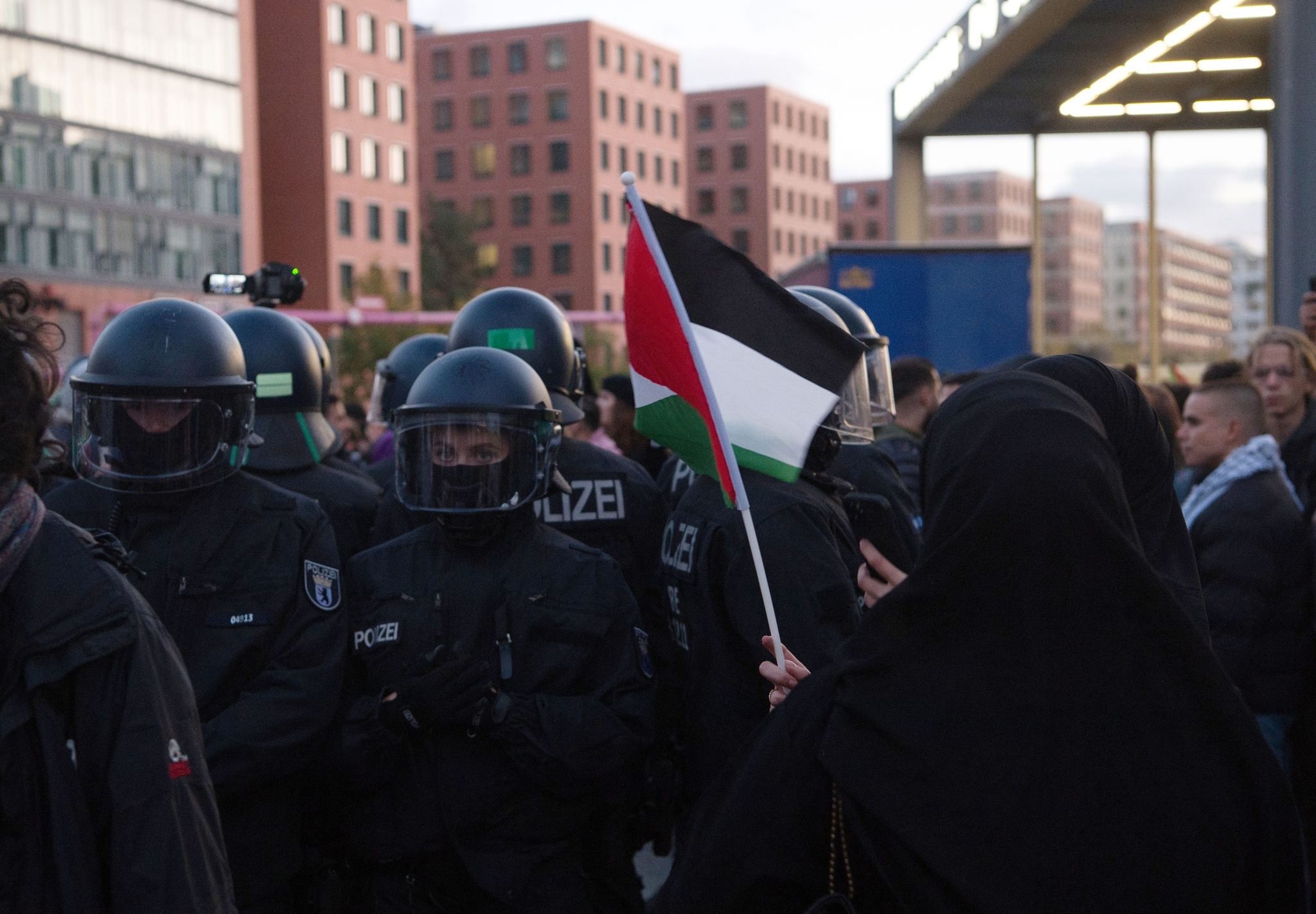 Polizisten Sind Bei Einer Verbotenen Pro-Palästina-Demonstratin Am Potsdamer Platz In Berlin Im Einsatz.
