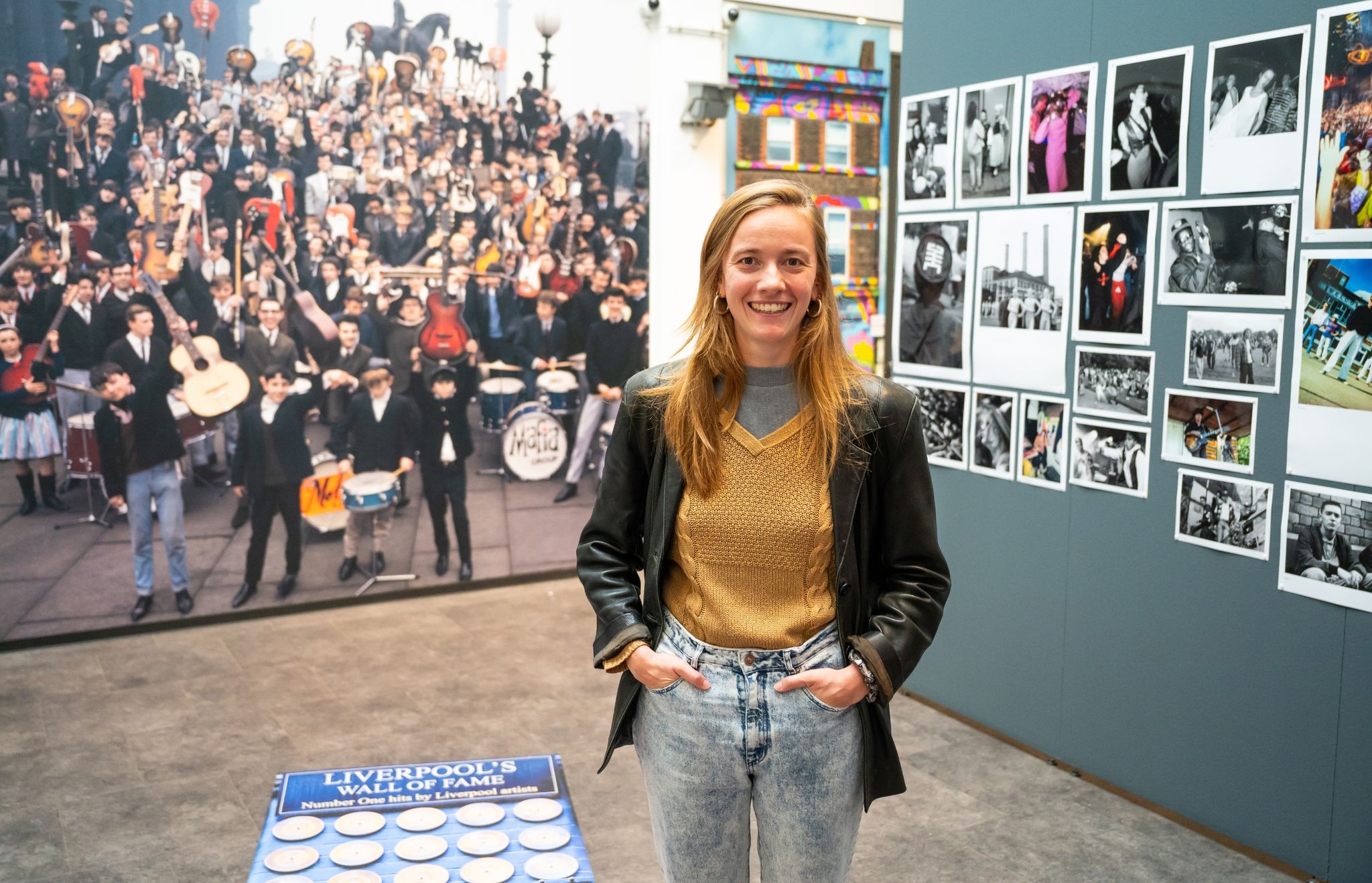 Nele Kröger, Mitarbeiterin Kunsthalle, Steht In Der Ausstellung. Die Kunsthalle Lüneburg Zeigt Eine Umfassende Ausstellung Zur Stadt Liverpool.
