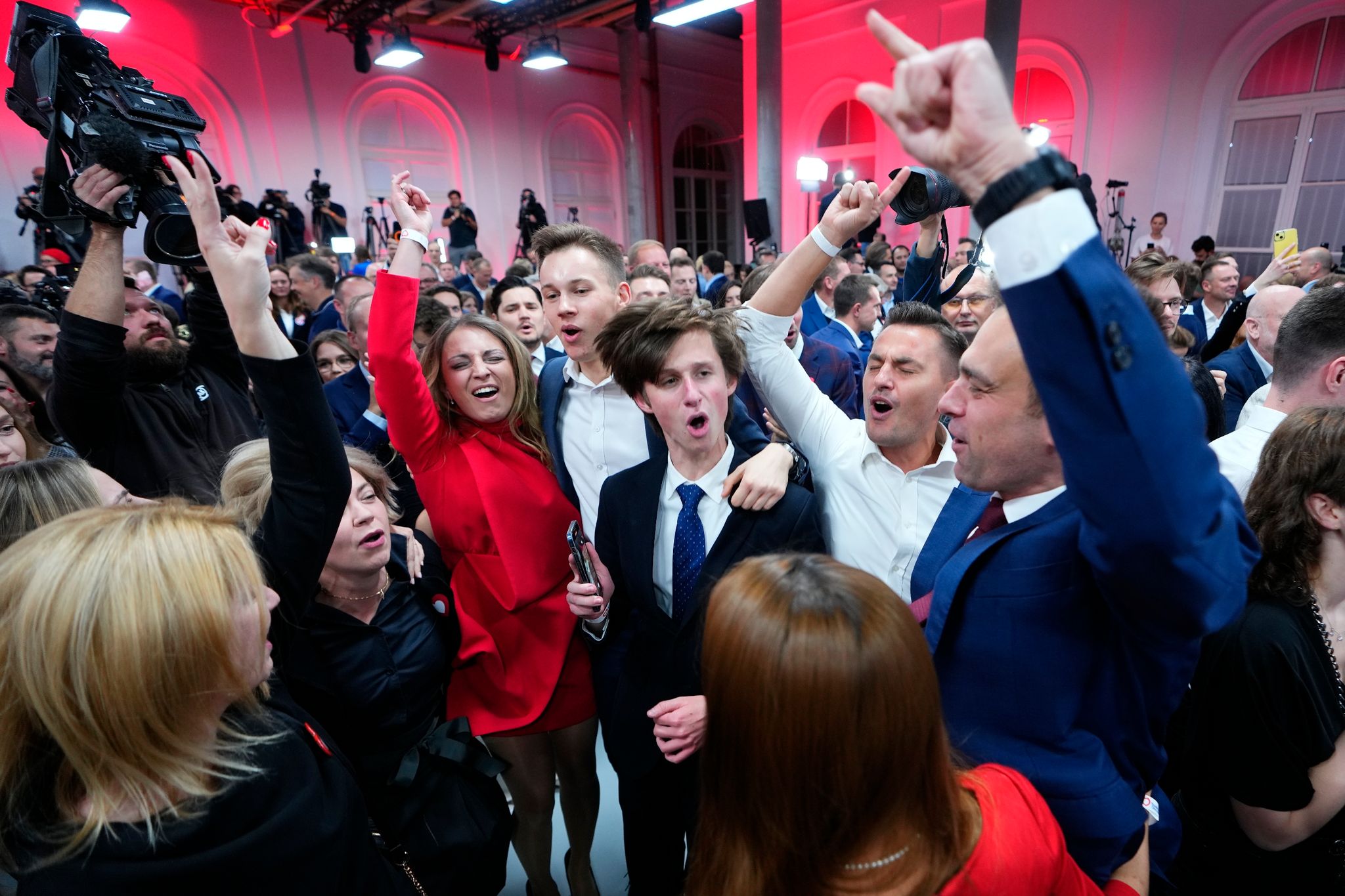 Anhänger Des Ehemaligen Polnischen Ministerpräsidenten Und Oppositionsführers Donald Tusk Feiern In Der Parteizentrale Der Liberalkonservativen Bürgerkoalition (KO) In Warschau.