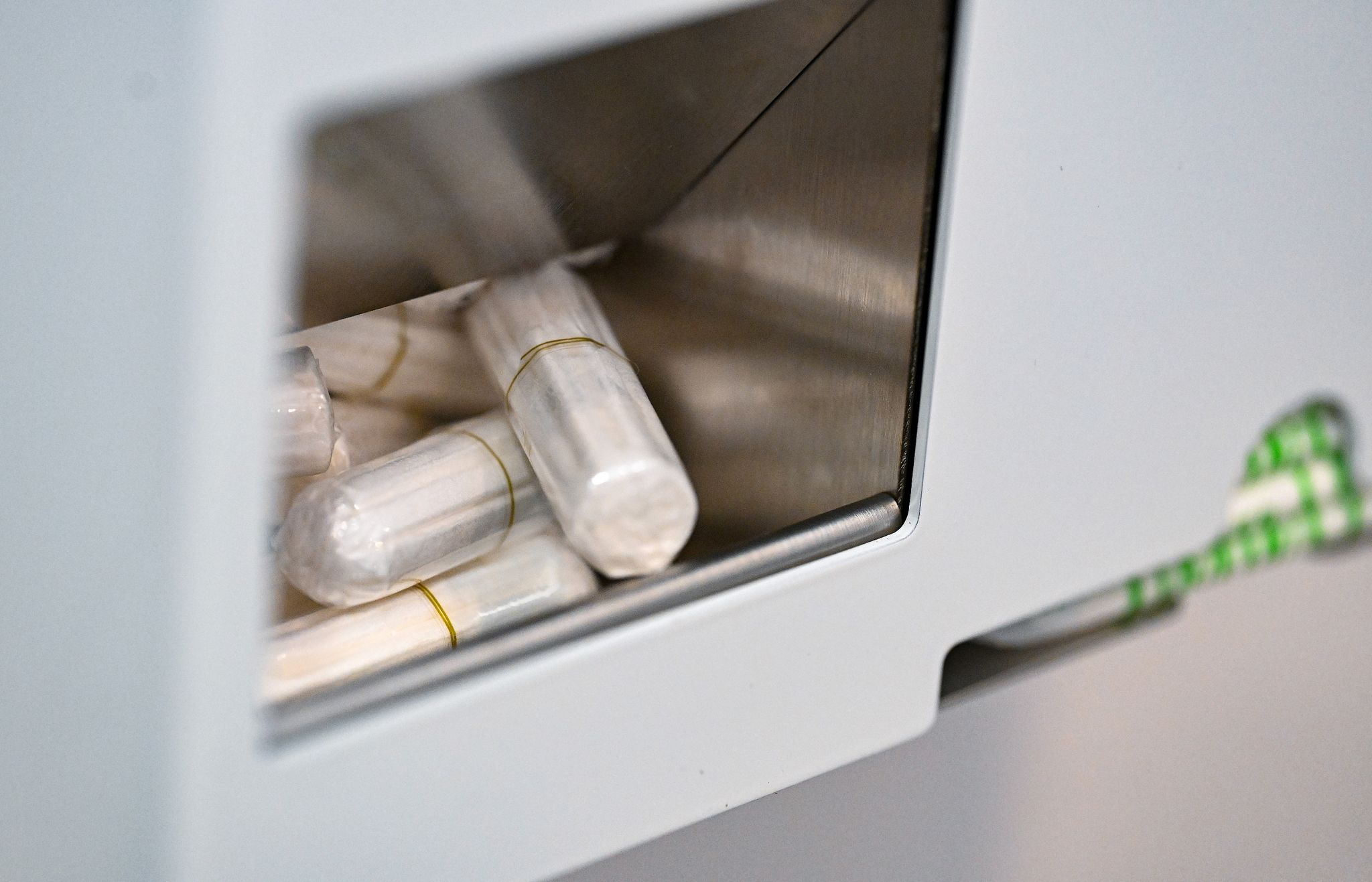 Tampons Liegen In Einem Tampon-Spender.