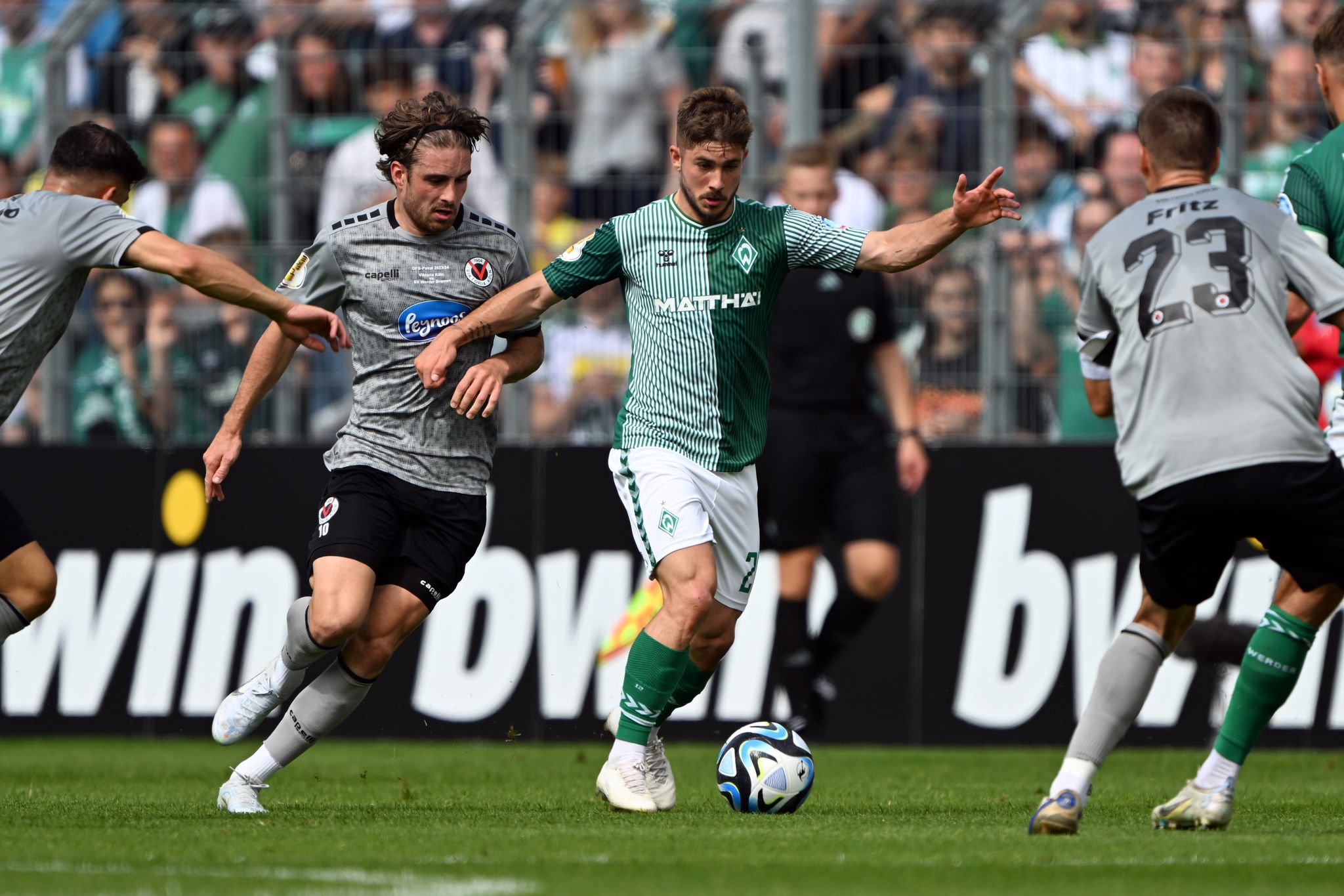 Kölns David Philipp (l) Und Bremens Romano Schmid Kämpfen Um Den Ball.