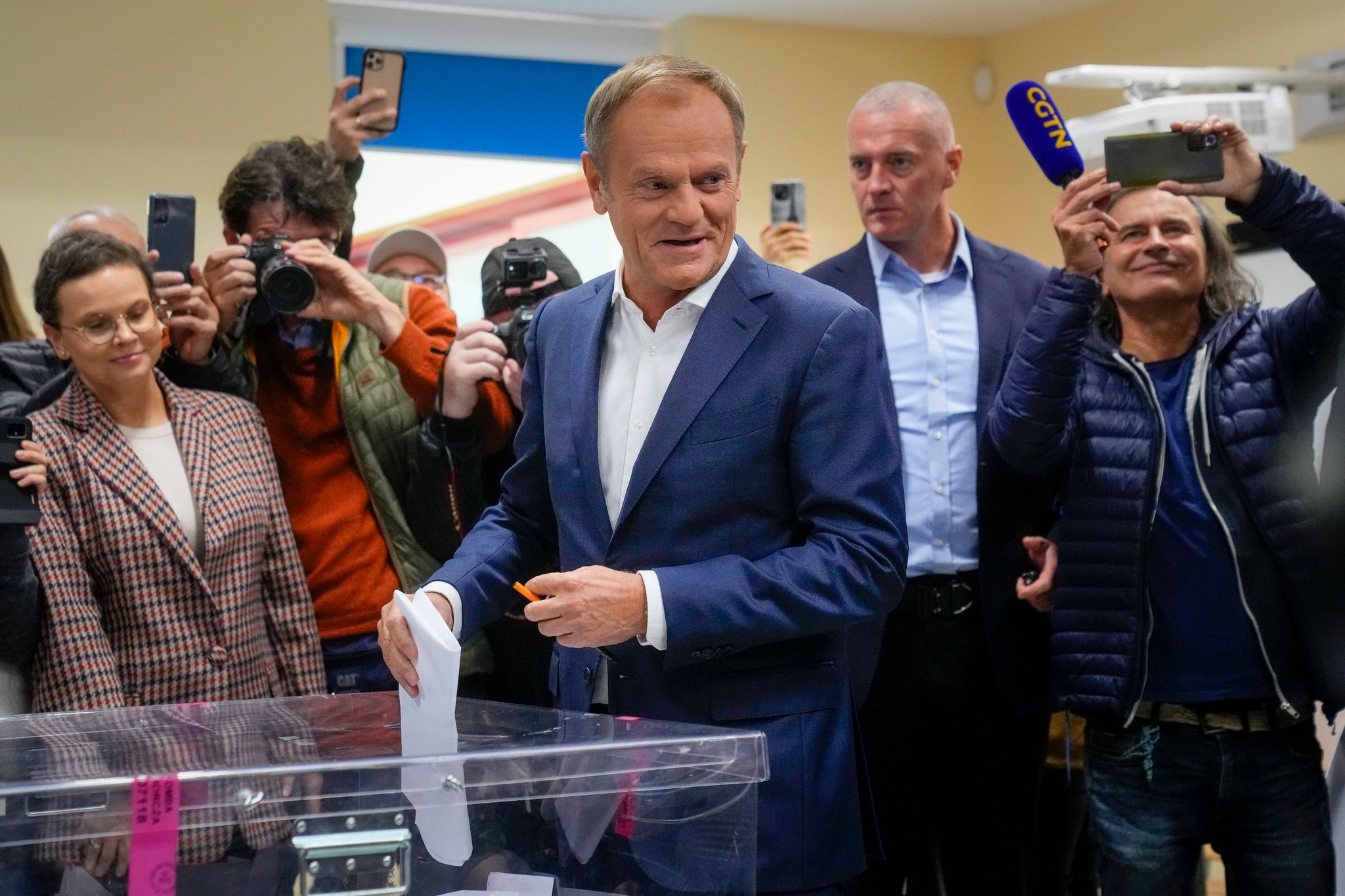 Donald Tusk (M), Oppositionsführer Von Polen, Bei Der Stimmabgabe Für Die Parlamentswahl.