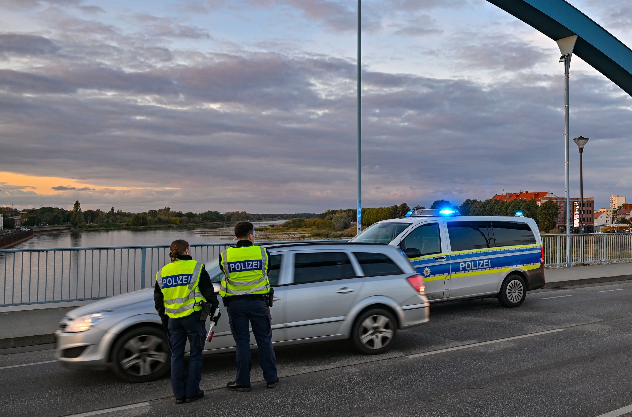 Die Bundespolizei Hat Am Deutsch-polnischen Grenzübergang Stadtbrücke Zwischen Frankfurt (Oder) Und Slubice Mit Festen Kontrollen Begonnen.