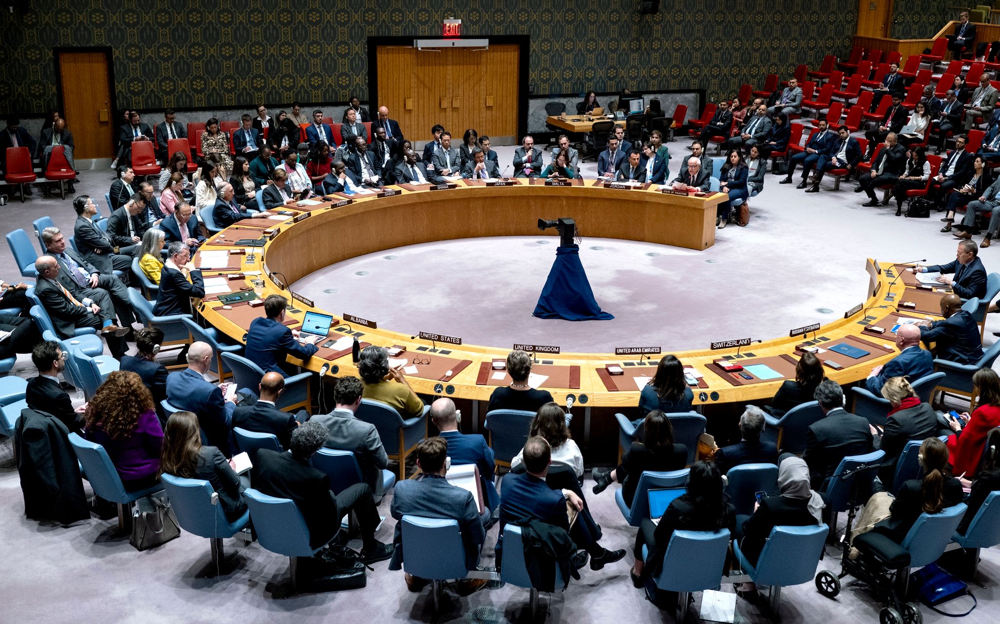Der Palästinensische UN-Botschafter Riyad Mansour (rechts Im Hintergrund) Spricht Bei Den Vereinten Nationen In New York Zu Den Mitgliedern Des Sicherheitsrats.