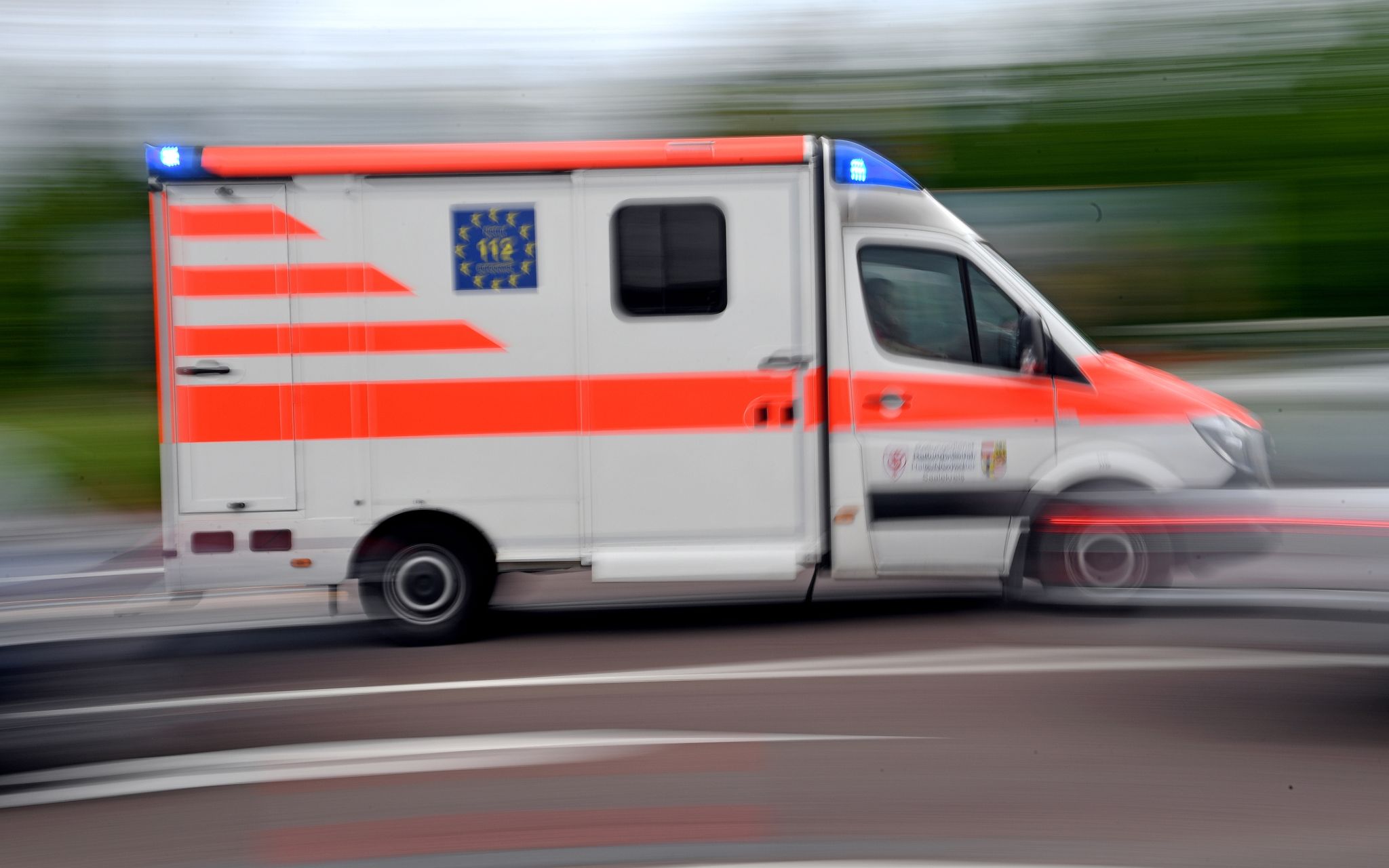 Ein Krankenwagen Ist Mit Blaulicht Auf Einsatzfahrt.