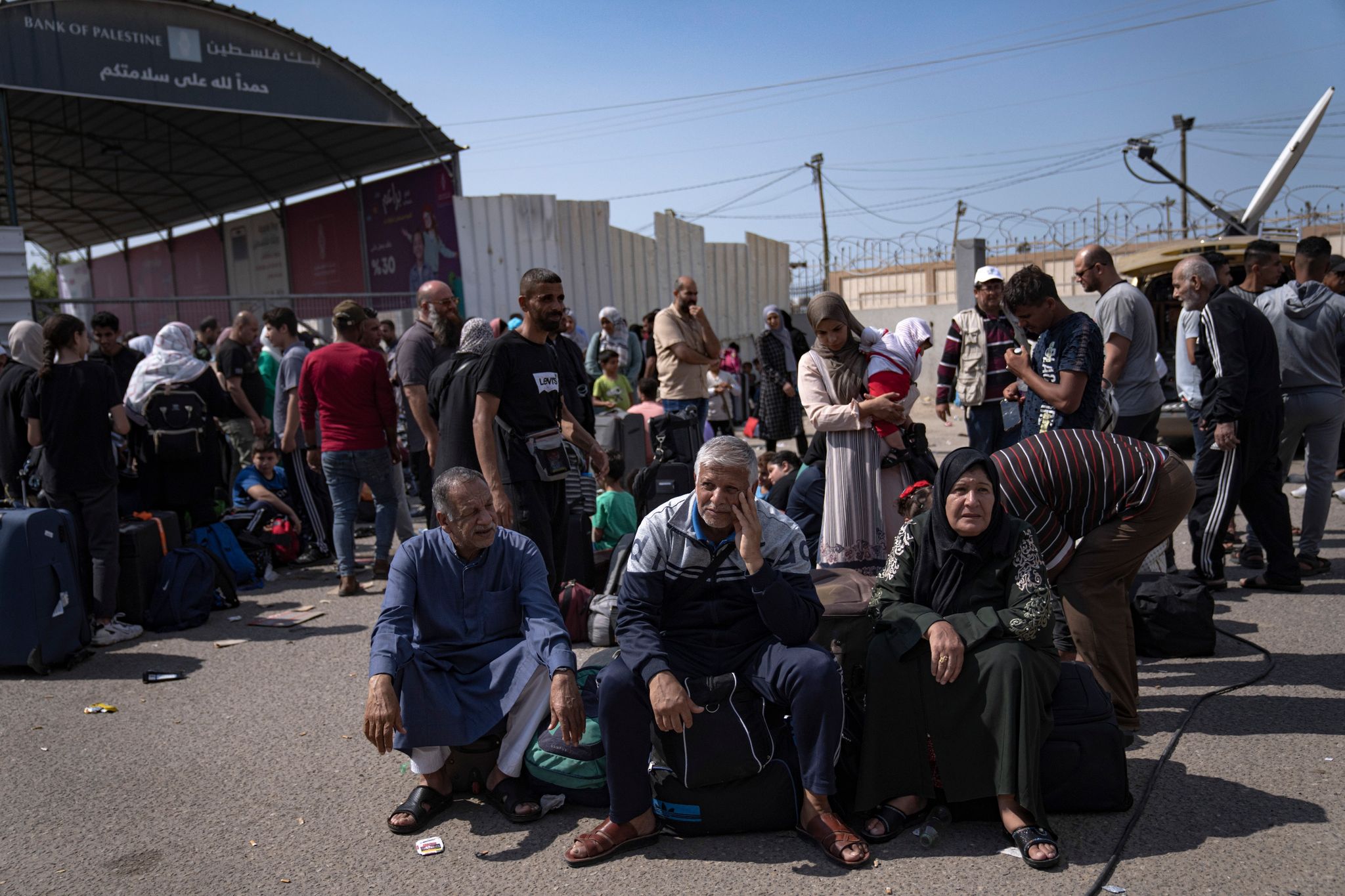 Palästinenser Warten Am Grenzübergang Rafah Auf Die Einreise Nach Ägypten.