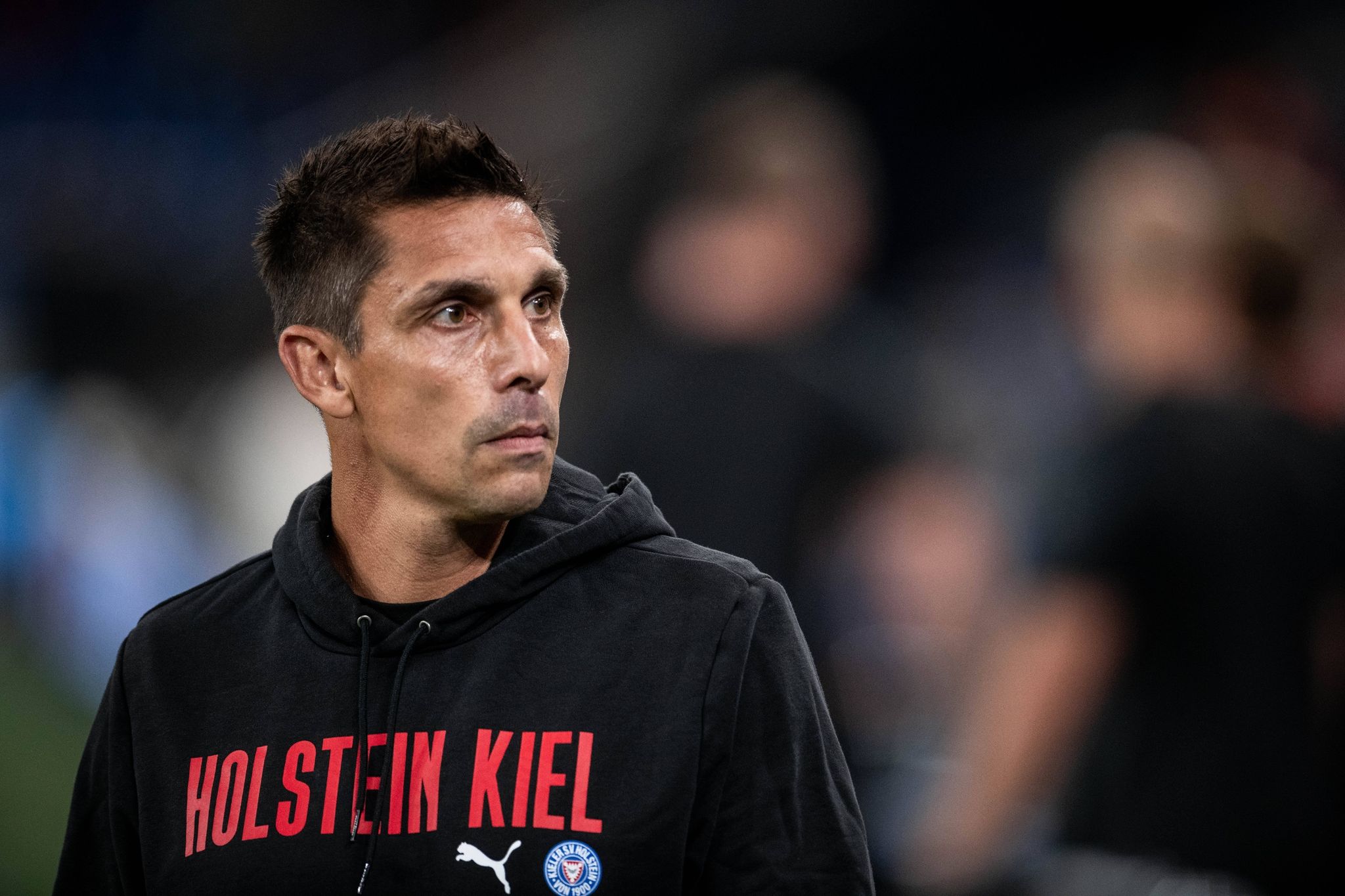 Marcel Rapp Am Spielfeldrand Vor Einem Spiel.