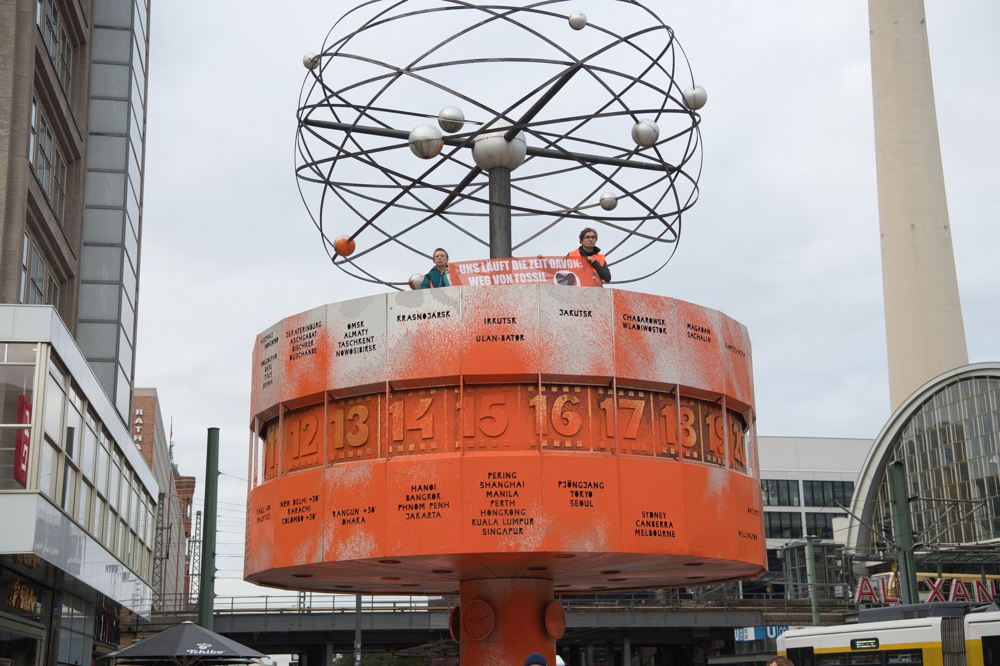Aktivisten Der Gruppe Letzte Generation Haben Die Weltzeituhr Am Alexanderplatz Orange Eingefärbt.