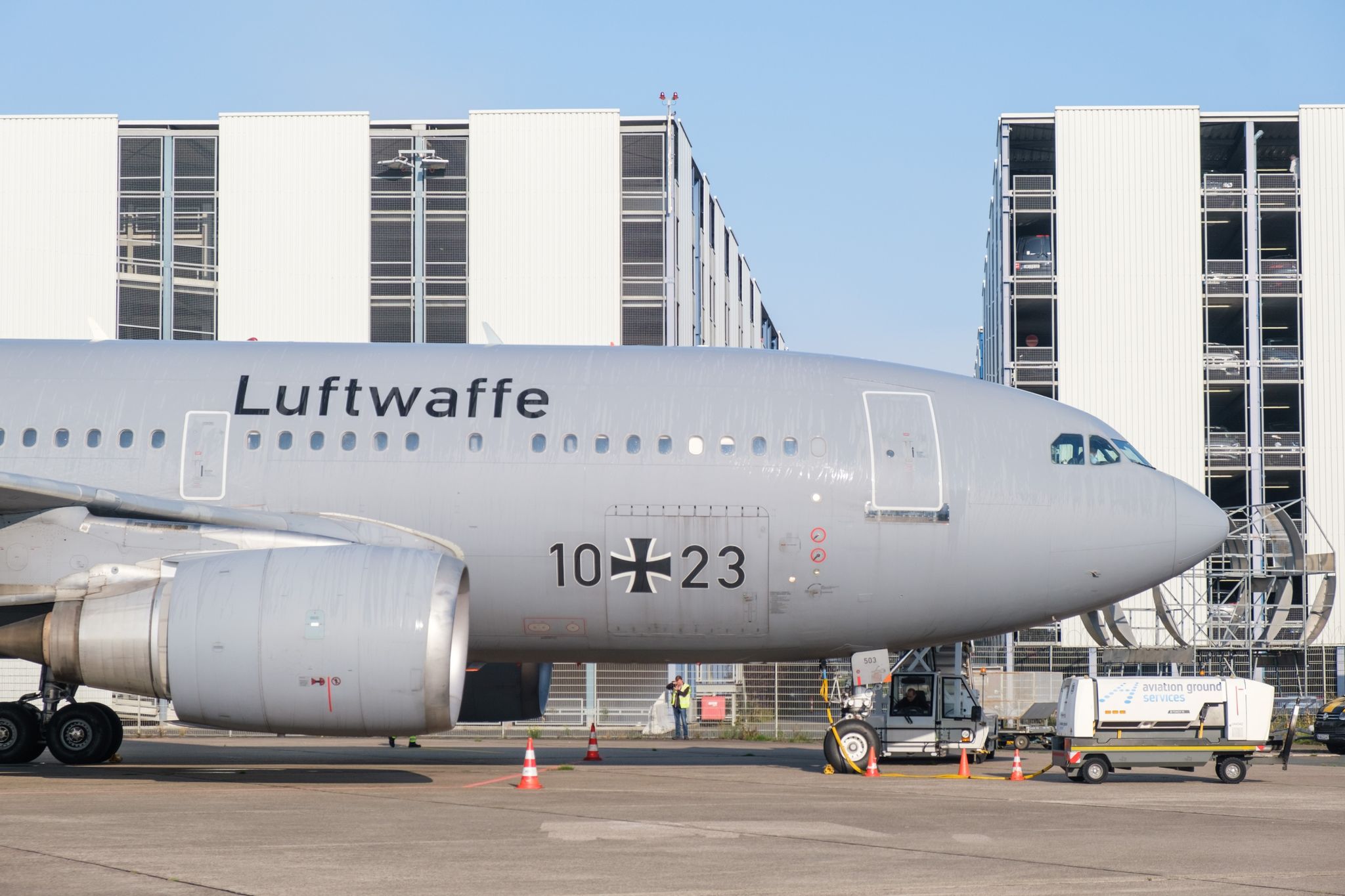Die Abmontierten Tragflächen Eines Ausrangierten Flugzeugs Der Bundeswehr Sind Im Serengeti-Park Angekommen.