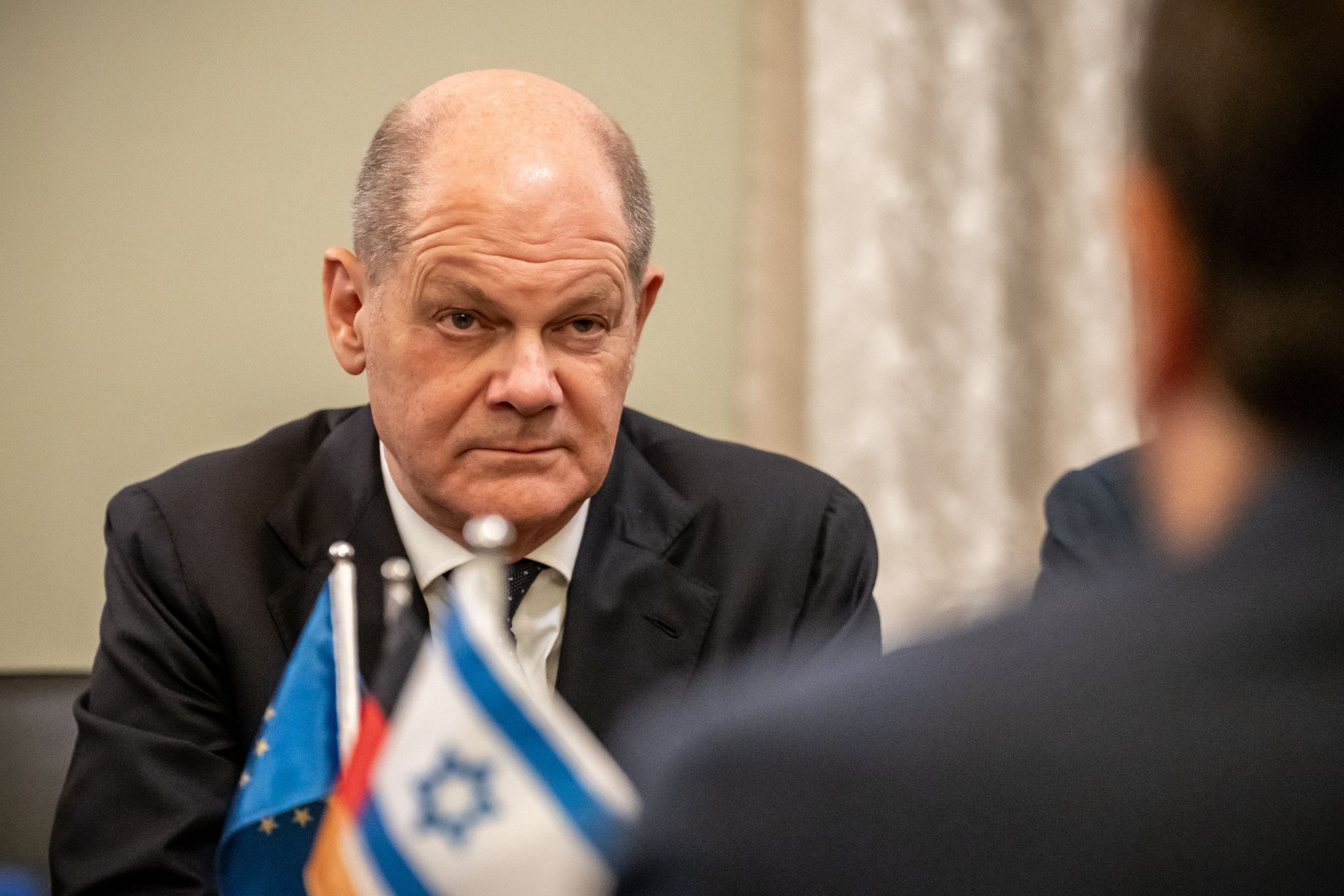 Während Seines Besuchs In Tel Aviv Musste Bundeskanzler Olaf Scholz (SPD)  Wegen Eines Raketenalarms In Einen Schutzraum.