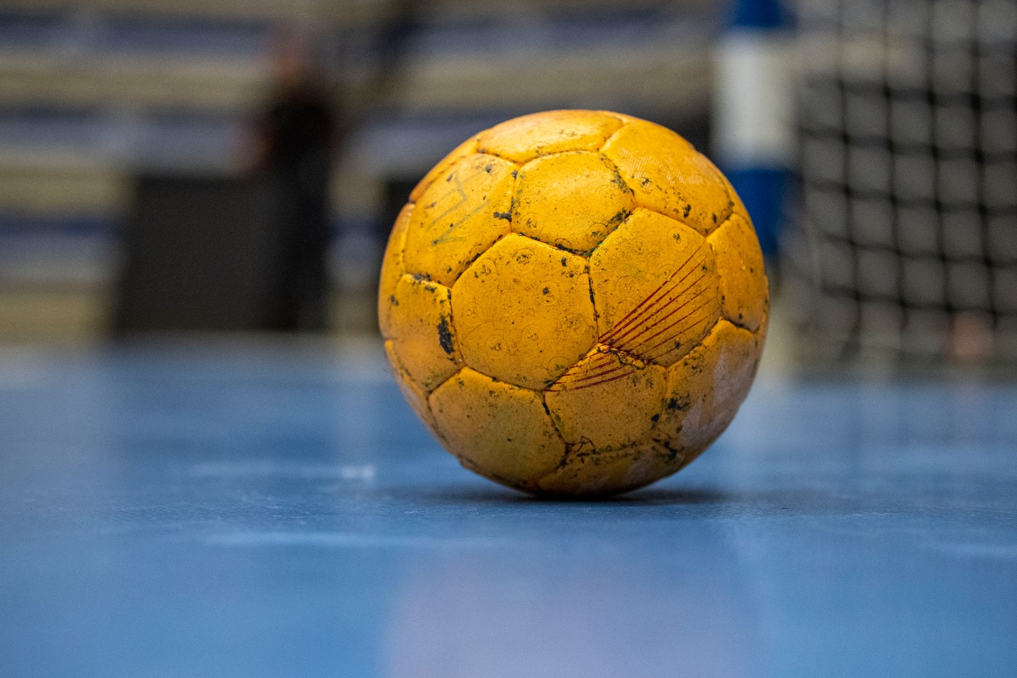 Ein Handball Liegt Auf Dem Spielfeld.