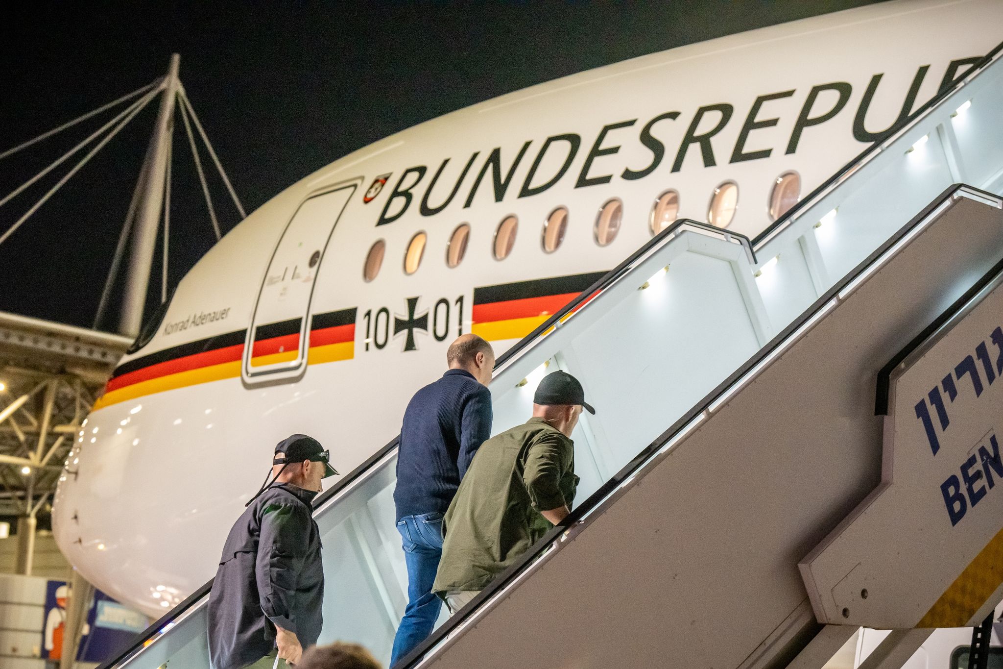 Bodyguards Bringen Bundeskanzler Olaf Scholz (SPD, M) Nach Einem Luftalarm Am Ende Seines Solidaritätsbesuches In Israel In Sein Flugzeug.